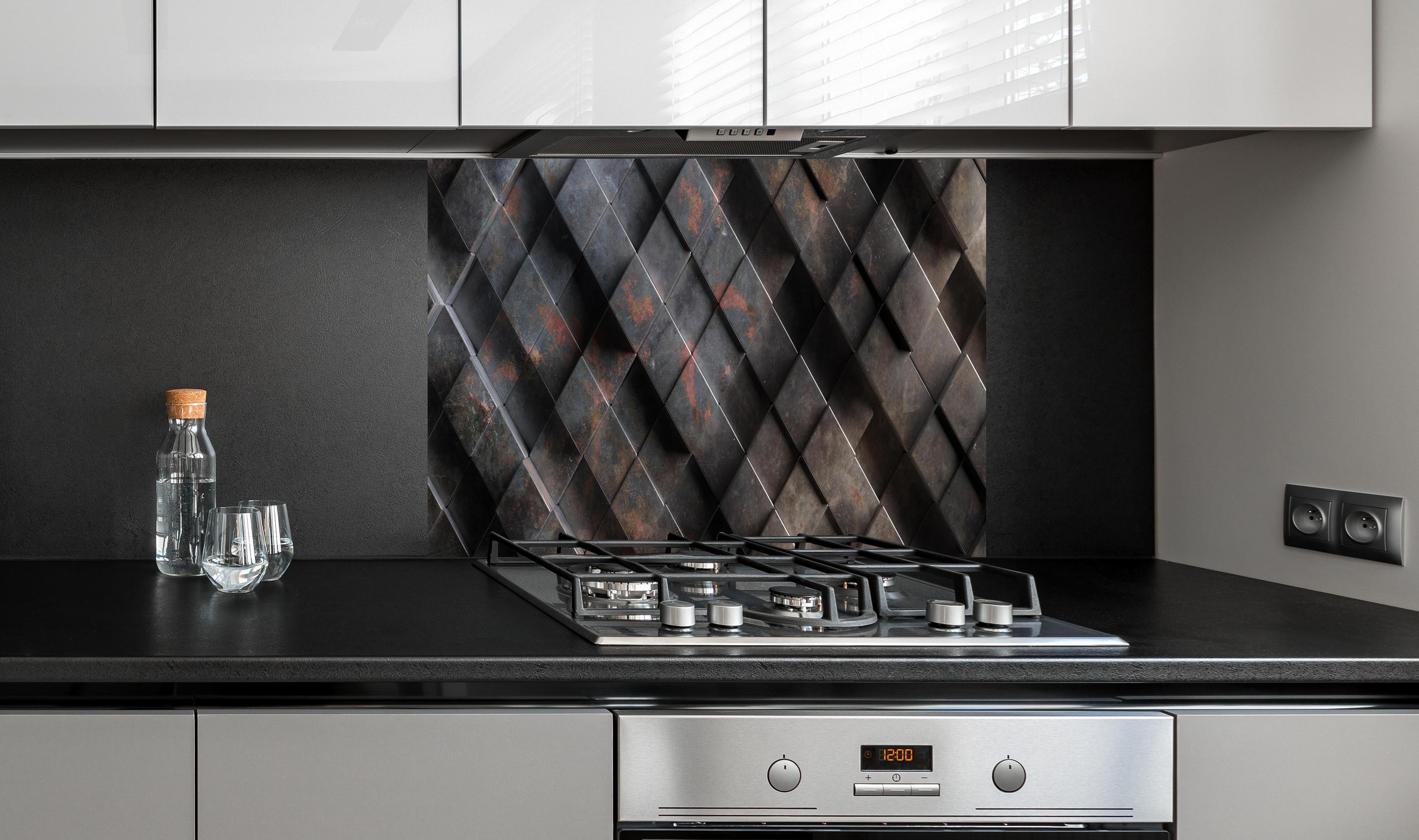 Spritzschutz - Rostig-metallische Würfelstruktur Hintergrund hinter einem Cerankochfeld zwischen Holz-Kochutensilien