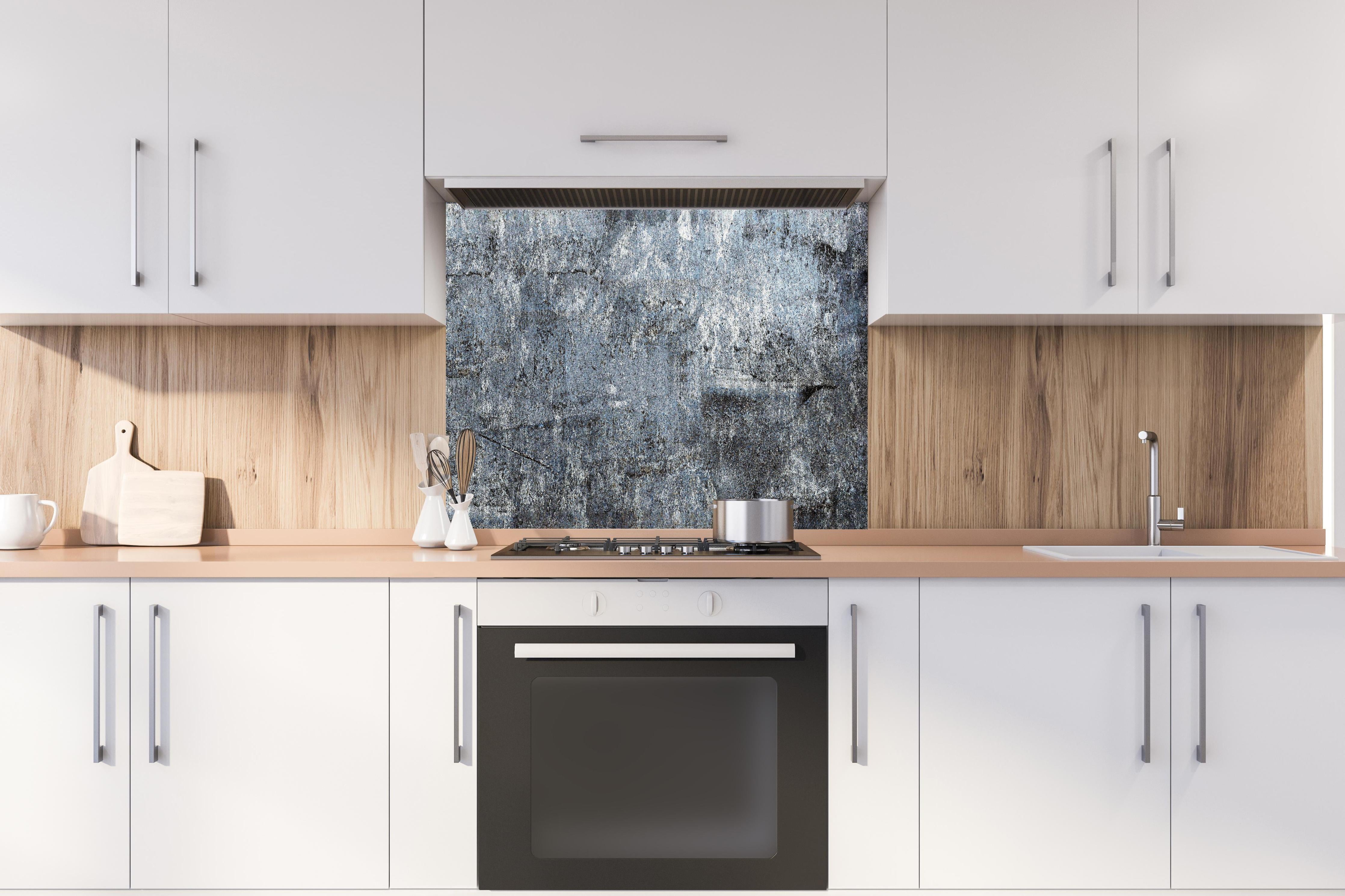 Spritzschutz - Rostiger Marmor aus Zement hinter einem Cerankochfeld zwischen Holz-Kochutensilien