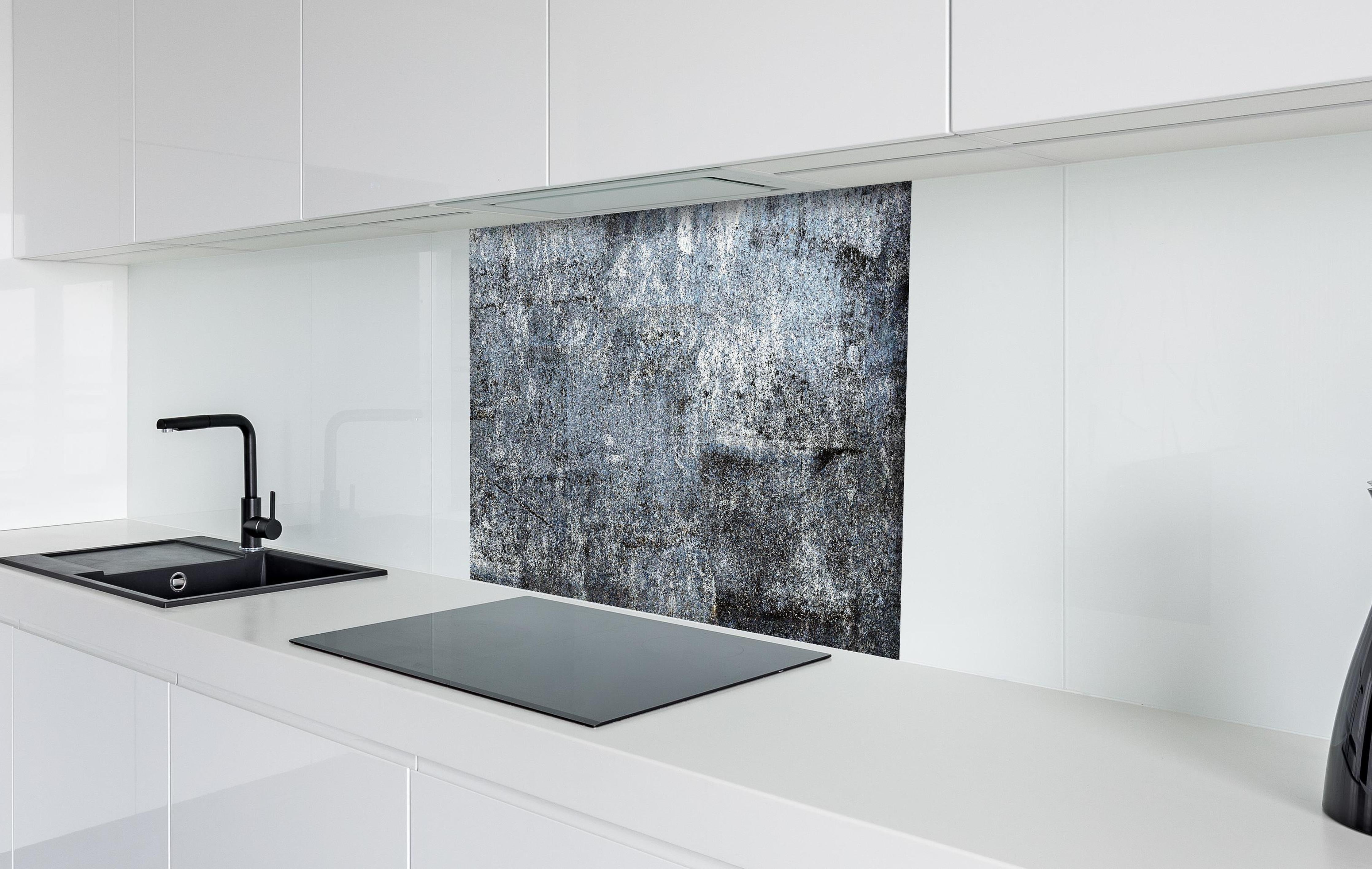 Spritzschutz - Rostiger Marmor aus Zement hinter einem Cerankochfeld zwischen Holz-Kochutensilien