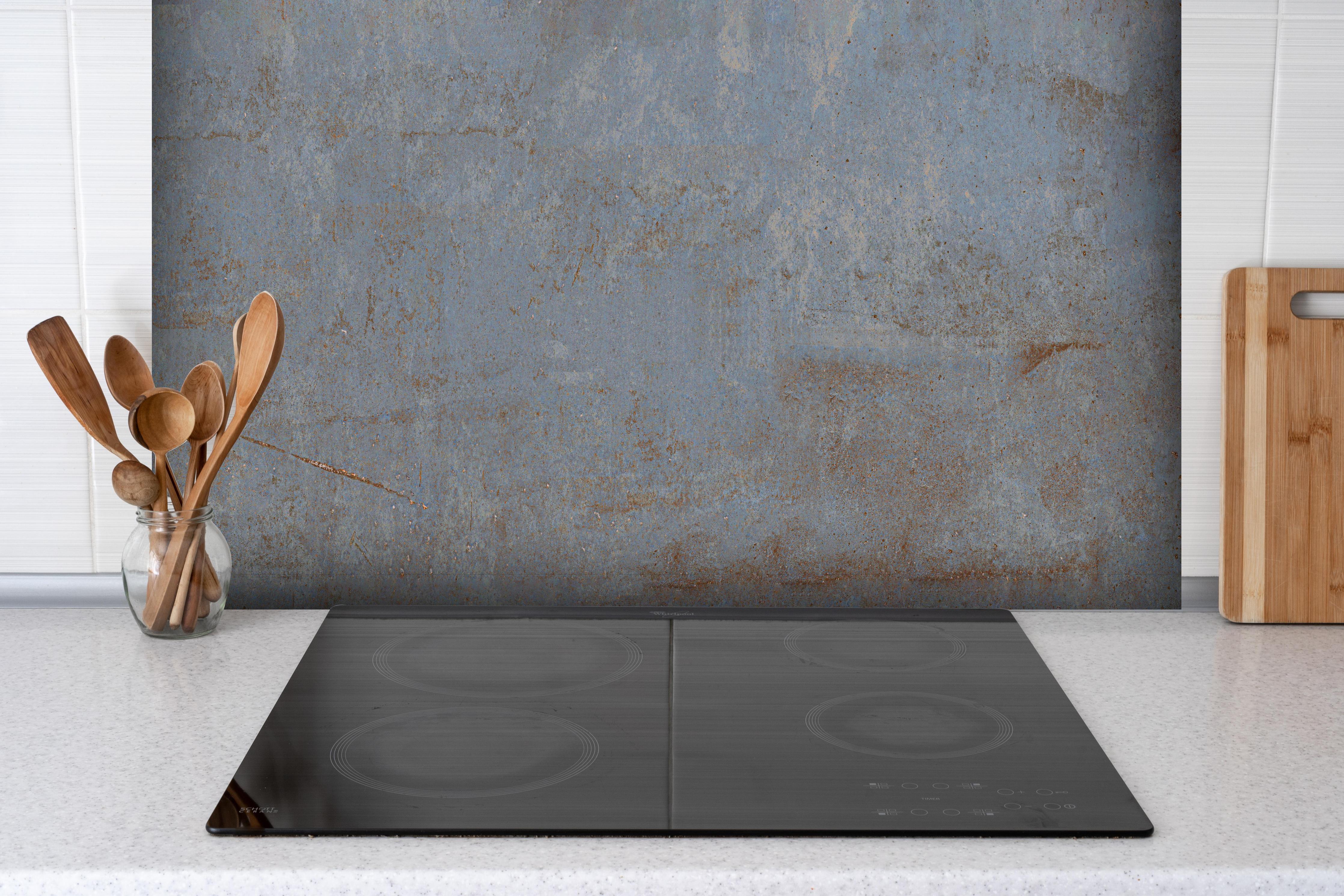 Spritzschutz - Rostiger Marmor aus Zement Textur hinter einem Cerankochfeld zwischen Holz-Kochutensilien