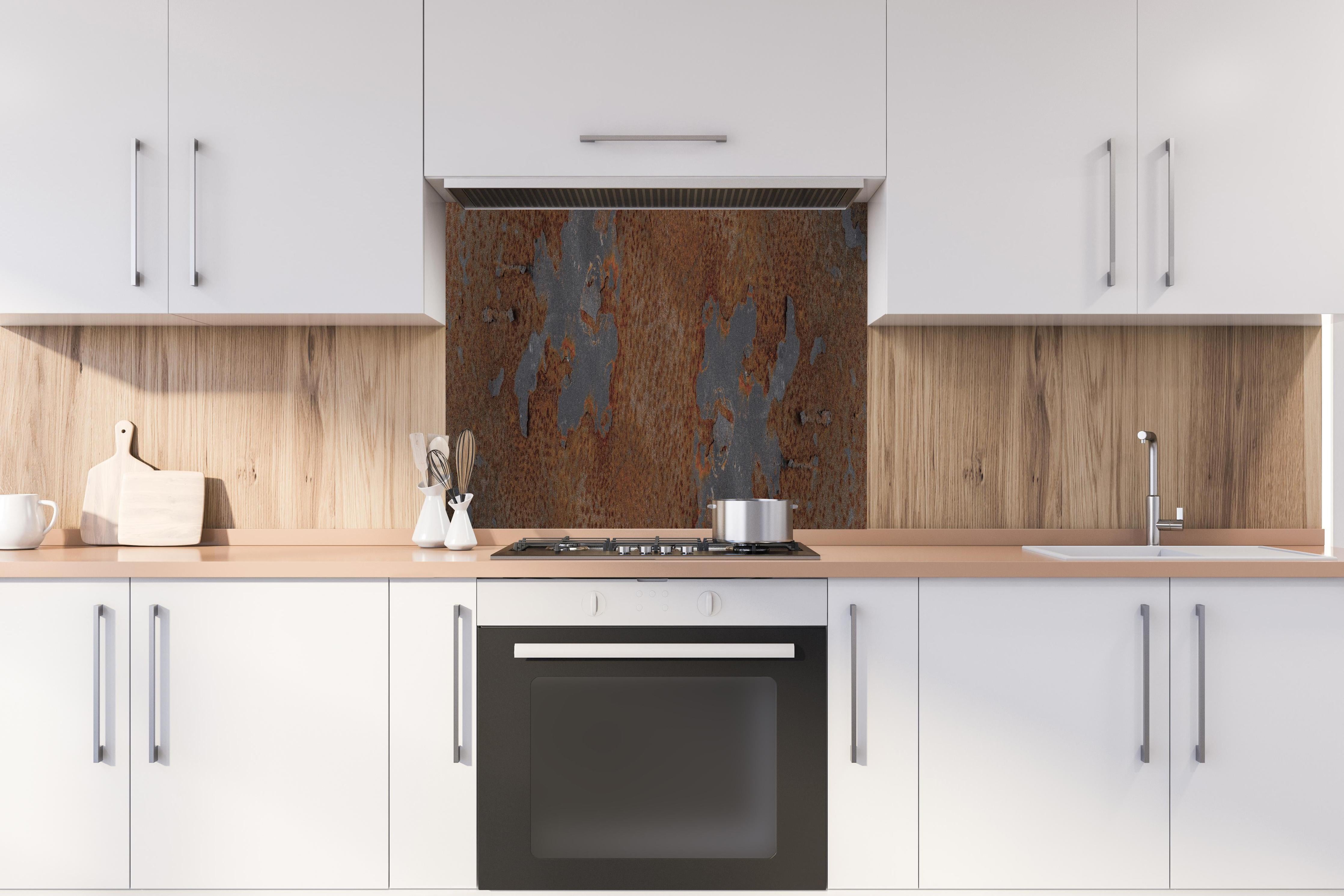 Spritzschutz - Rostiges Metall im Grunge-Stil hinter einem Cerankochfeld zwischen Holz-Kochutensilien