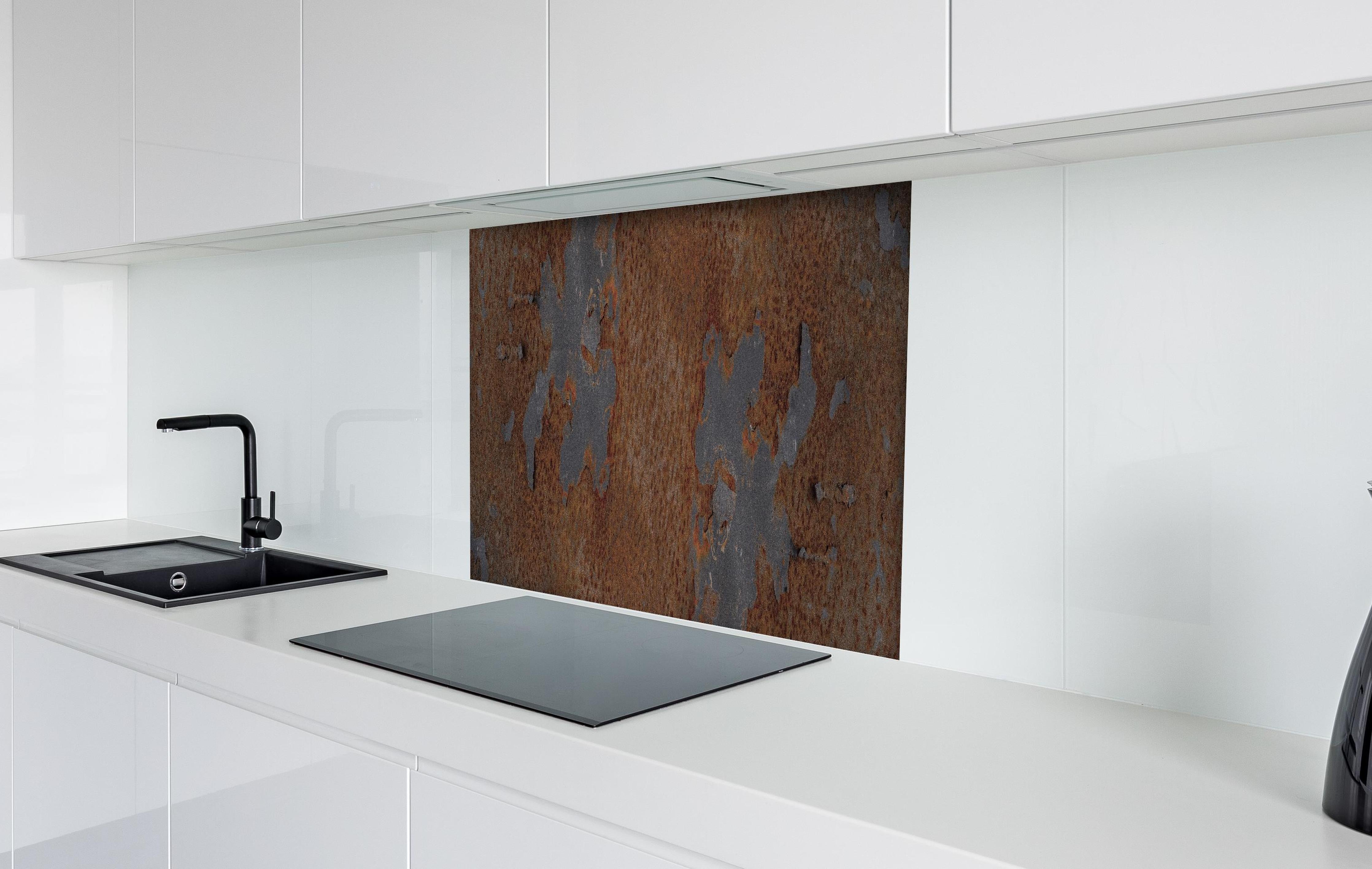 Spritzschutz - Rostiges Metall im Grunge-Stil hinter einem Cerankochfeld zwischen Holz-Kochutensilien