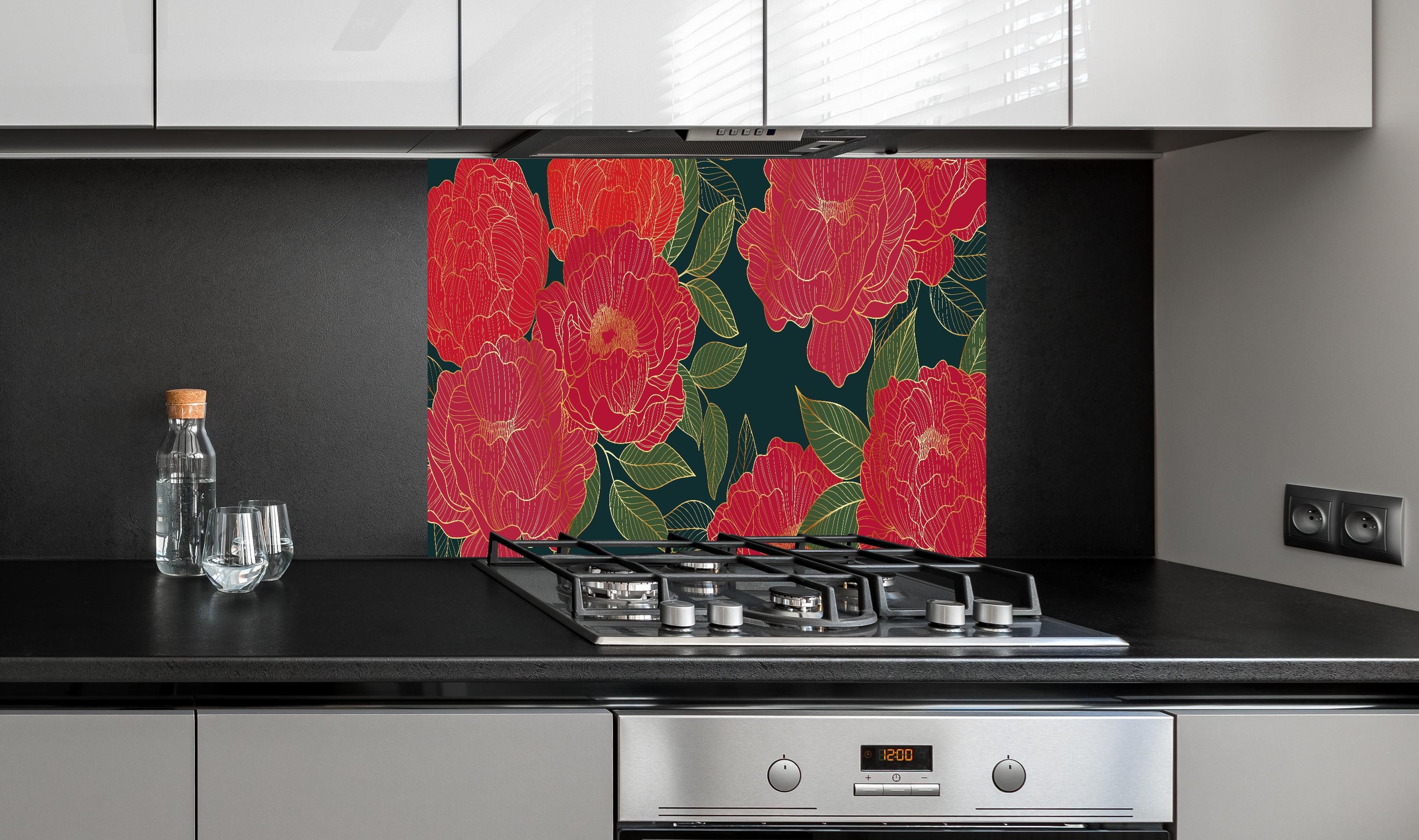 Spritzschutz - Rote Blumen auf Dunkelgrünem Hintergrund hinter einem Cerankochfeld zwischen Holz-Kochutensilien
