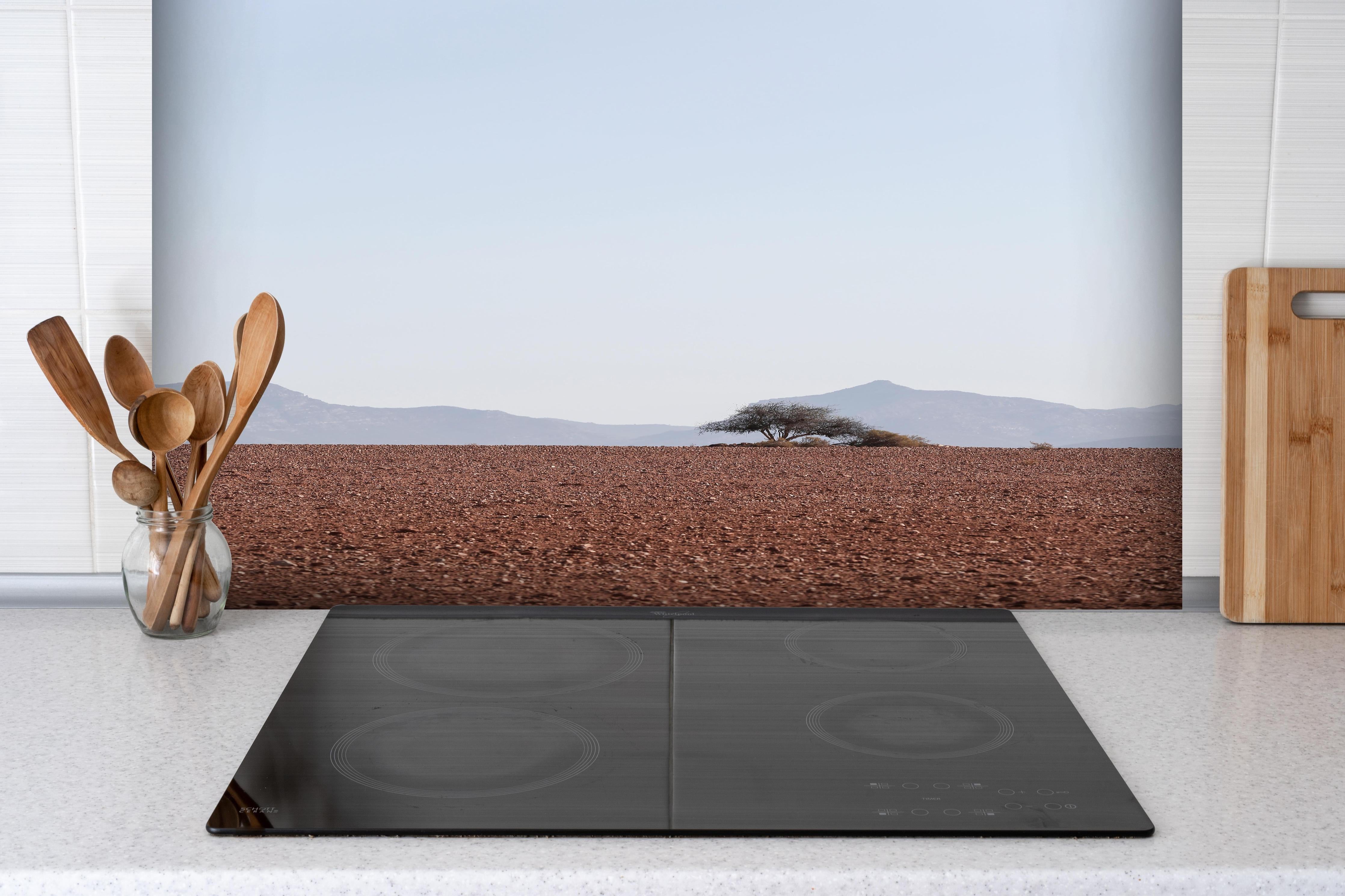 Spritzschutz - Rote Wüstenlandschaft mit klarem Himmelsblick hinter einem Cerankochfeld zwischen Holz-Kochutensilien