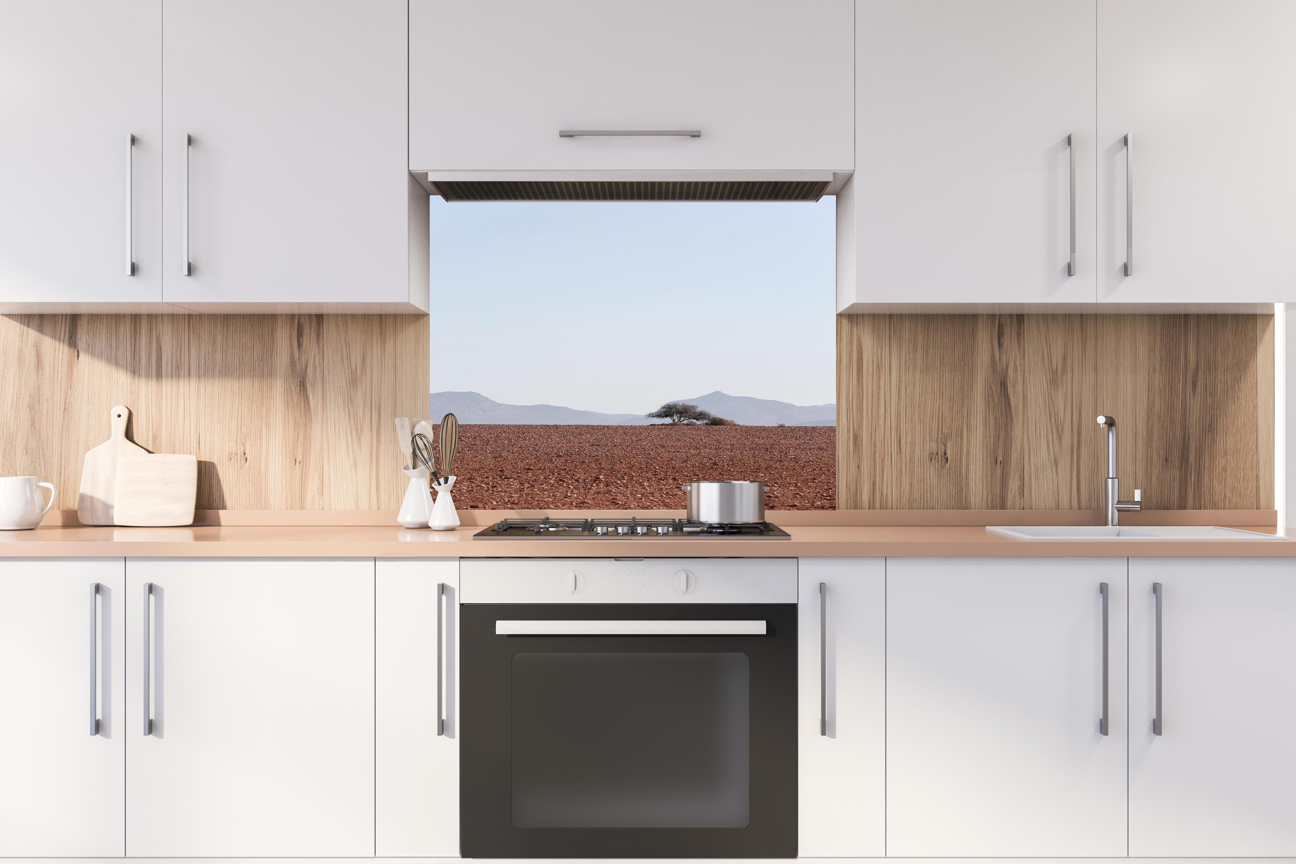 Spritzschutz - Rote Wüstenlandschaft mit klarem Himmelsblick hinter einem Cerankochfeld zwischen Holz-Kochutensilien