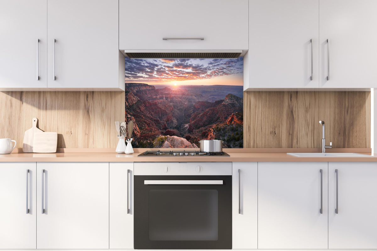Spritzschutz - Roter Grand Canyon bei Sonnenaufgang hinter einem Cerankochfeld zwischen Holz-Kochutensilien
