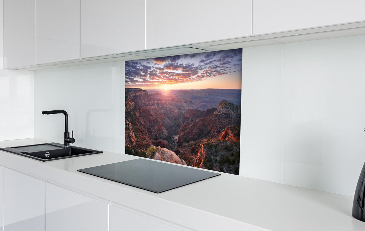 Spritzschutz - Roter Grand Canyon bei Sonnenaufgang hinter einem Cerankochfeld zwischen Holz-Kochutensilien