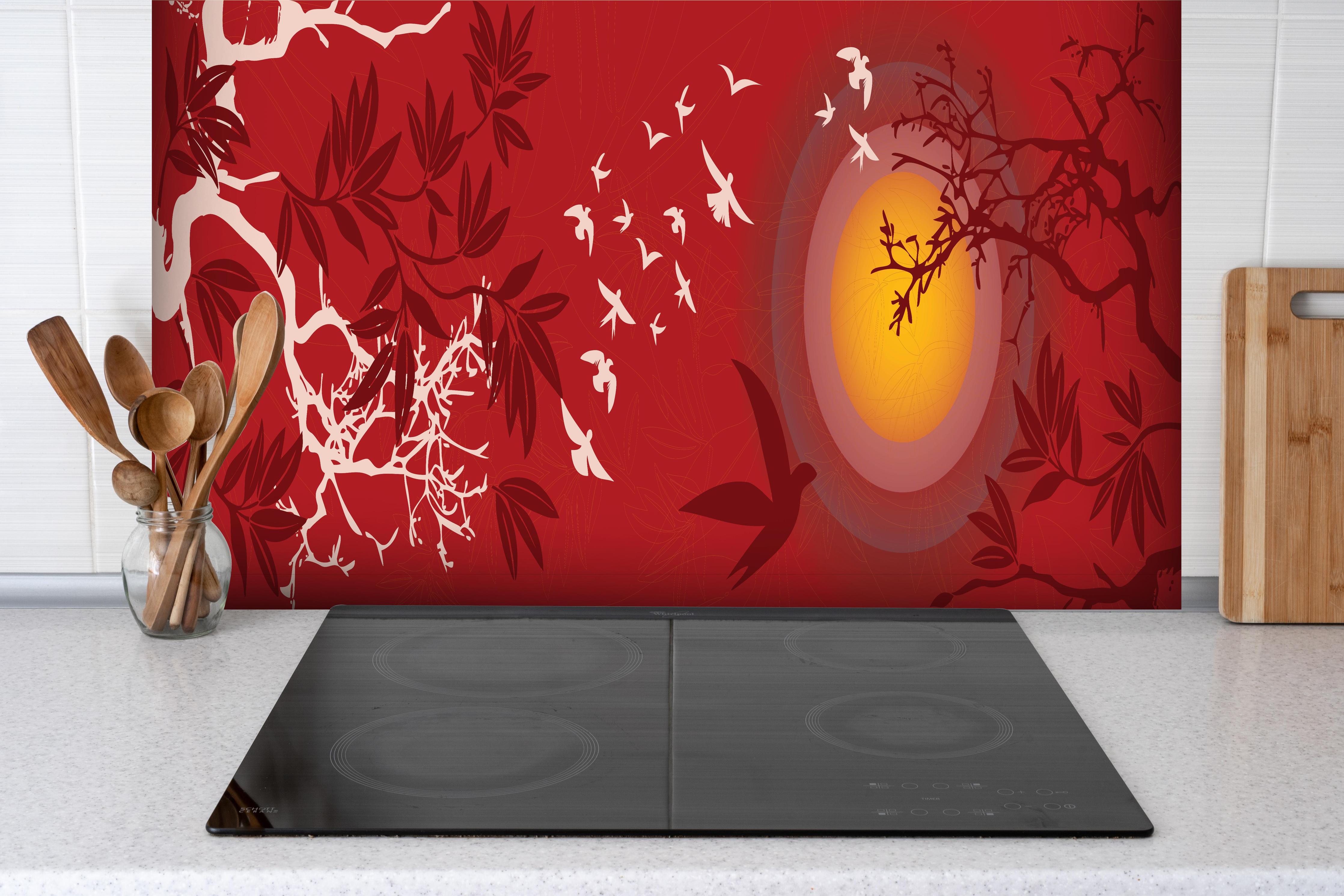 Spritzschutz - Roter Himmel Vogelschwarm Silhouetten hinter einem Cerankochfeld zwischen Holz-Kochutensilien
