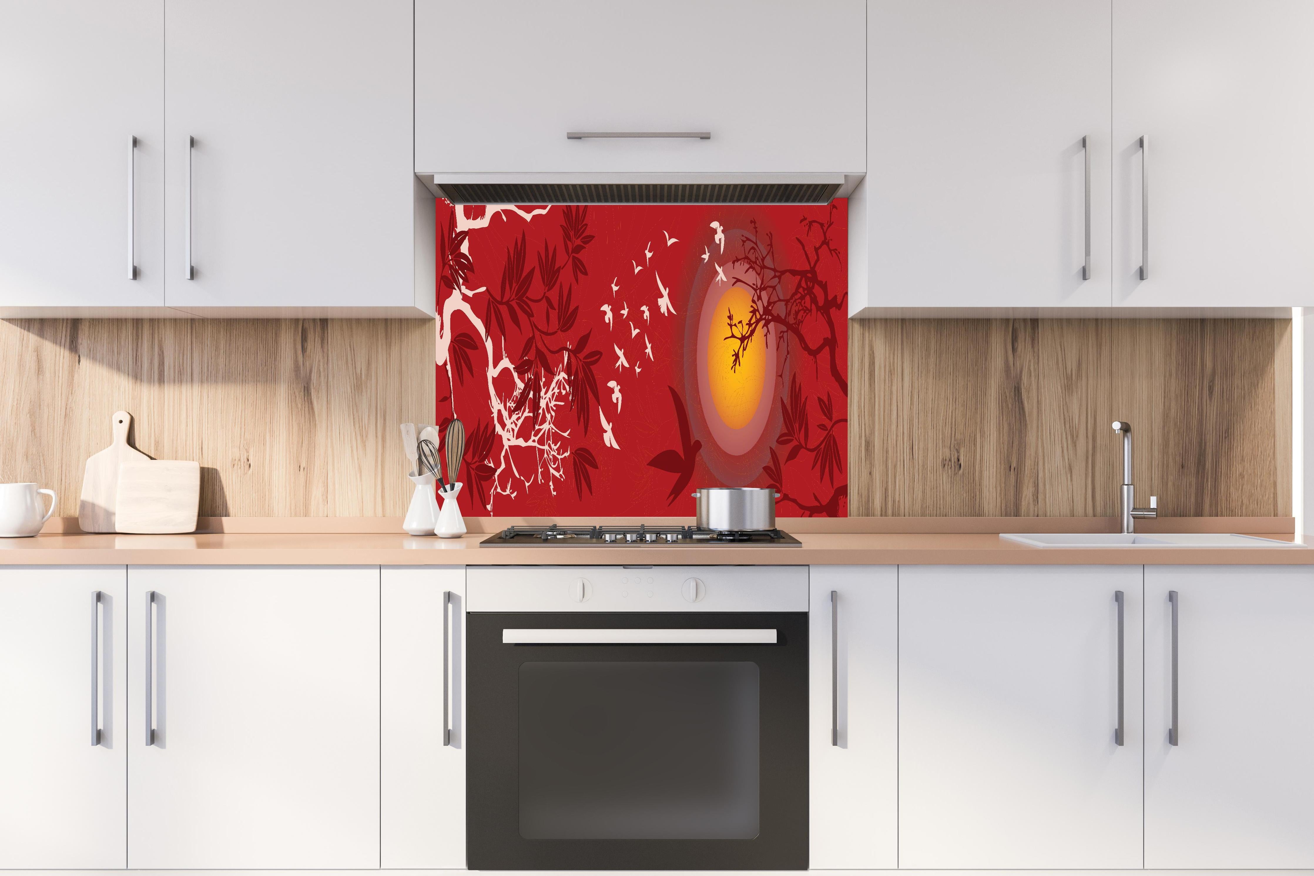Spritzschutz - Roter Himmel Vogelschwarm Silhouetten hinter einem Cerankochfeld zwischen Holz-Kochutensilien