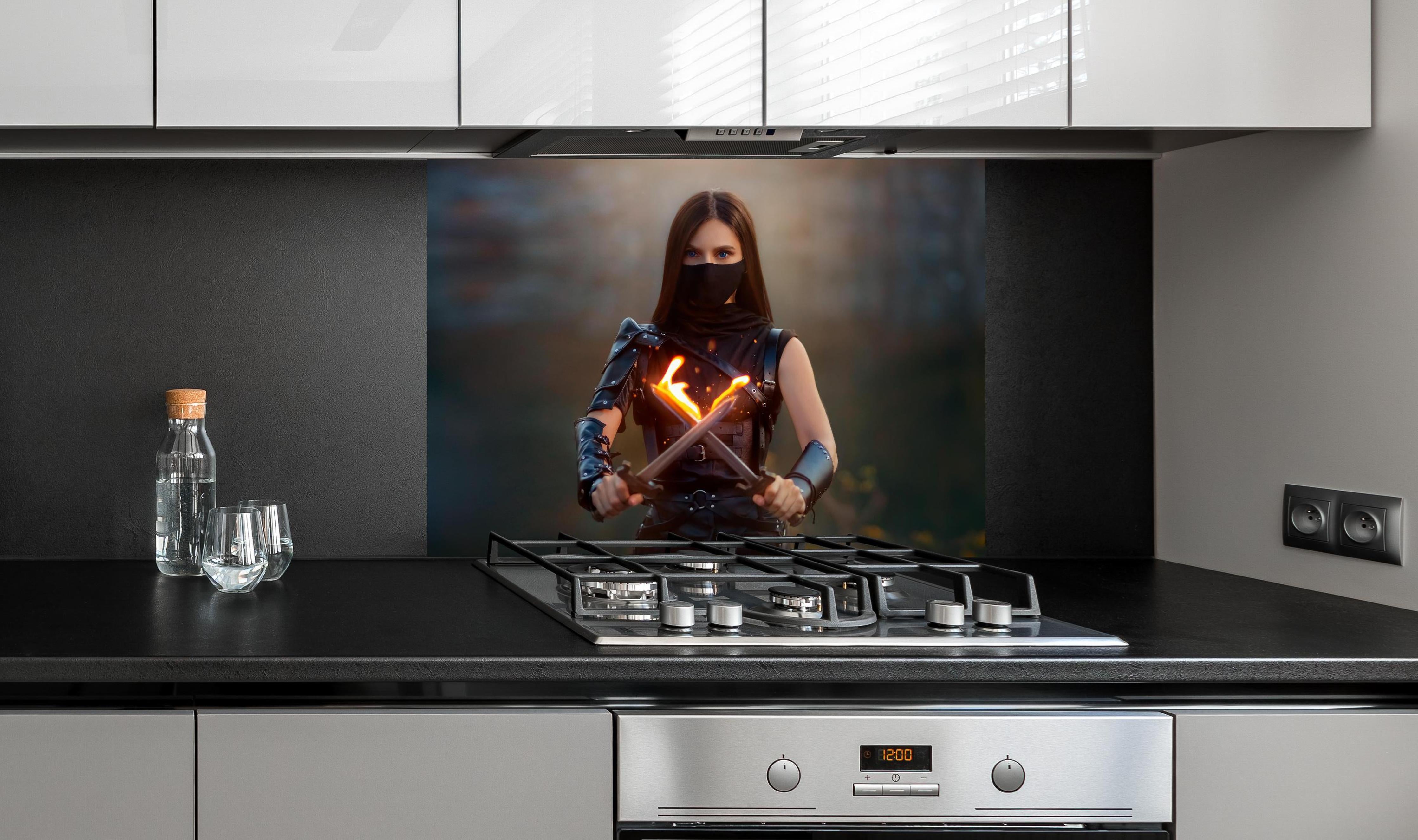 Spritzschutz - Rothaarige Kriegerin mit Feuerdolchen hinter einem Cerankochfeld zwischen Holz-Kochutensilien