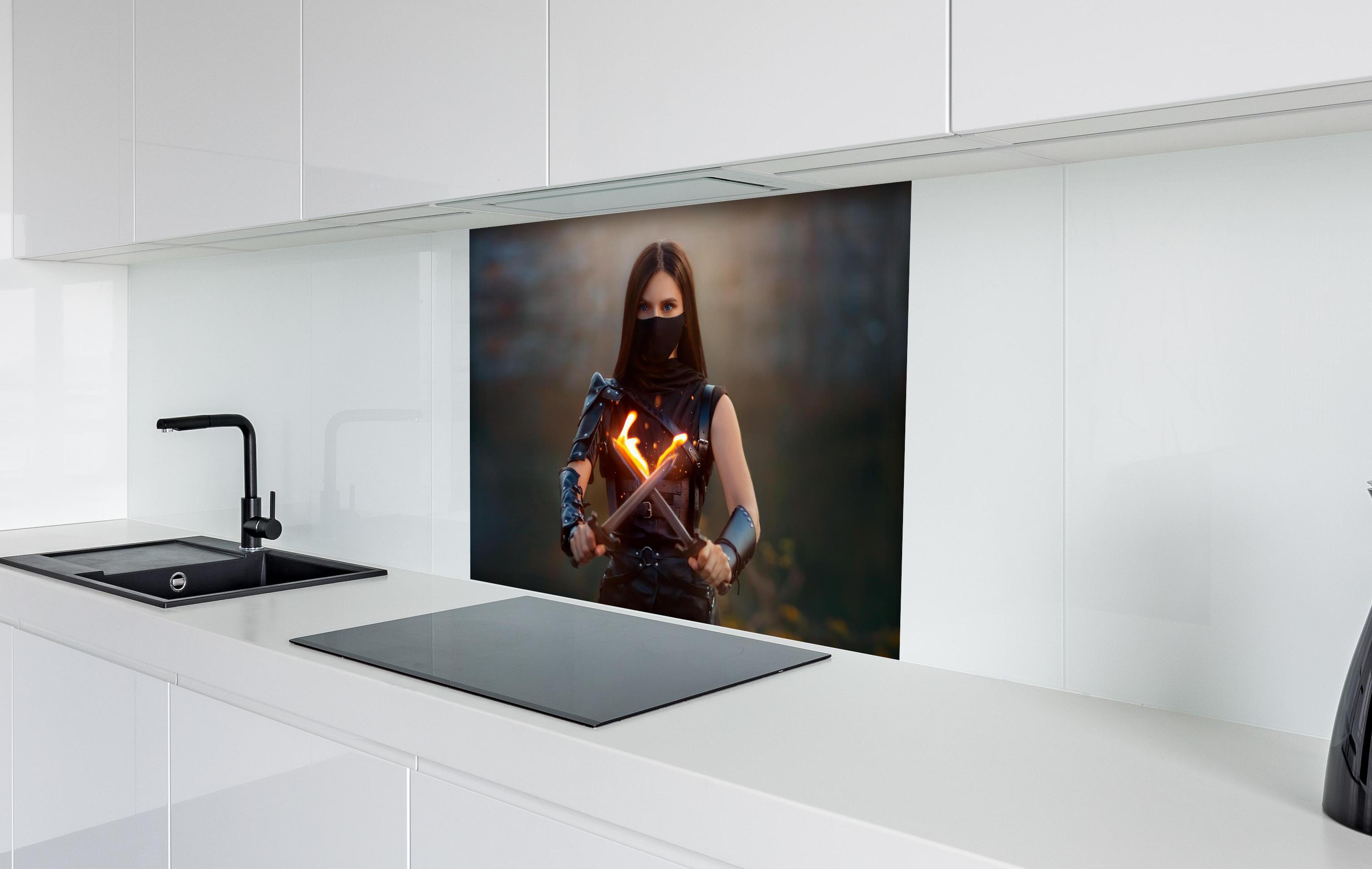 Spritzschutz - Rothaarige Kriegerin mit Feuerdolchen hinter einem Cerankochfeld zwischen Holz-Kochutensilien