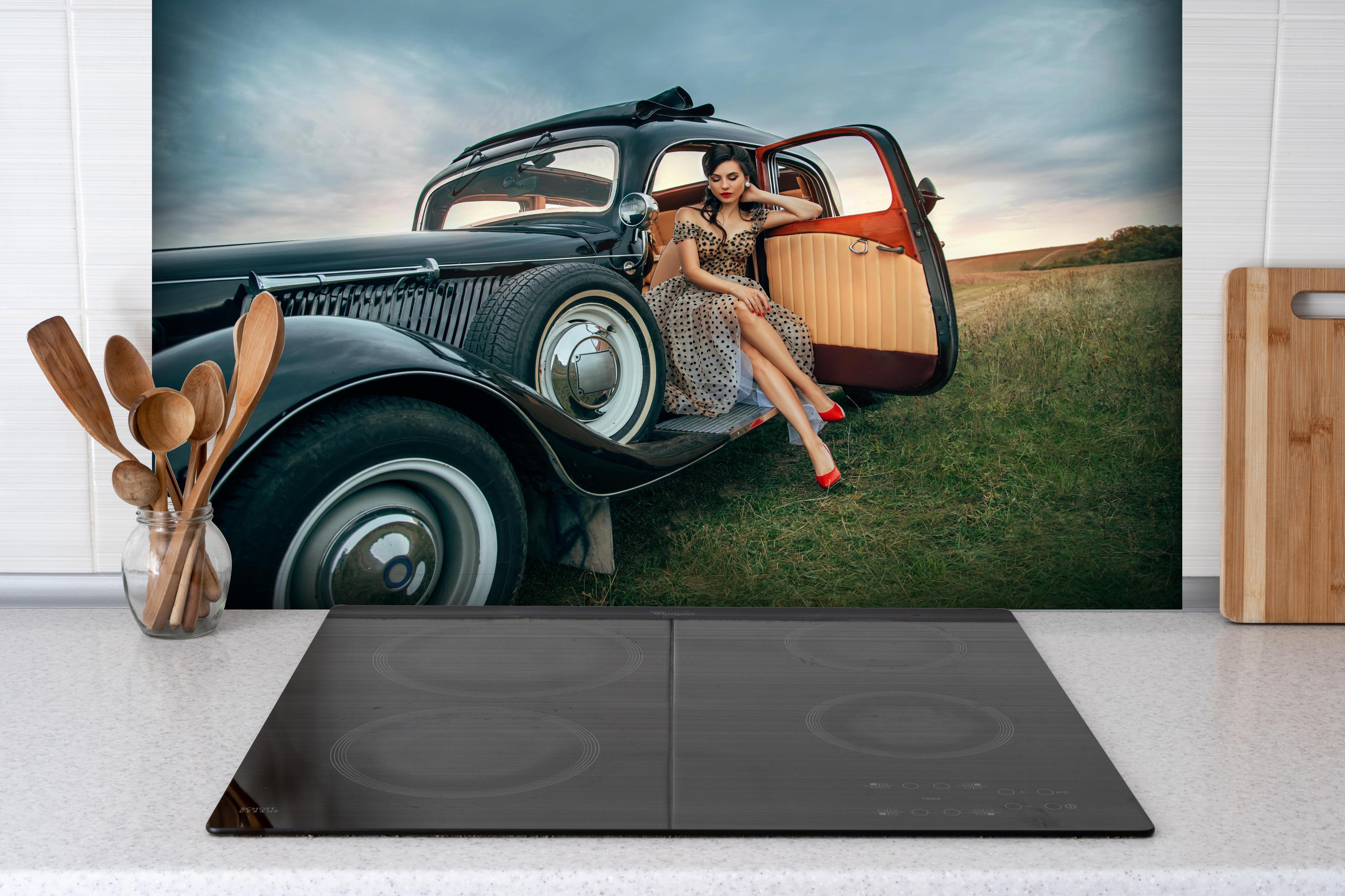 Spritzschutz - Rückblick: 50er Jahre hinter einem Cerankochfeld zwischen Holz-Kochutensilien