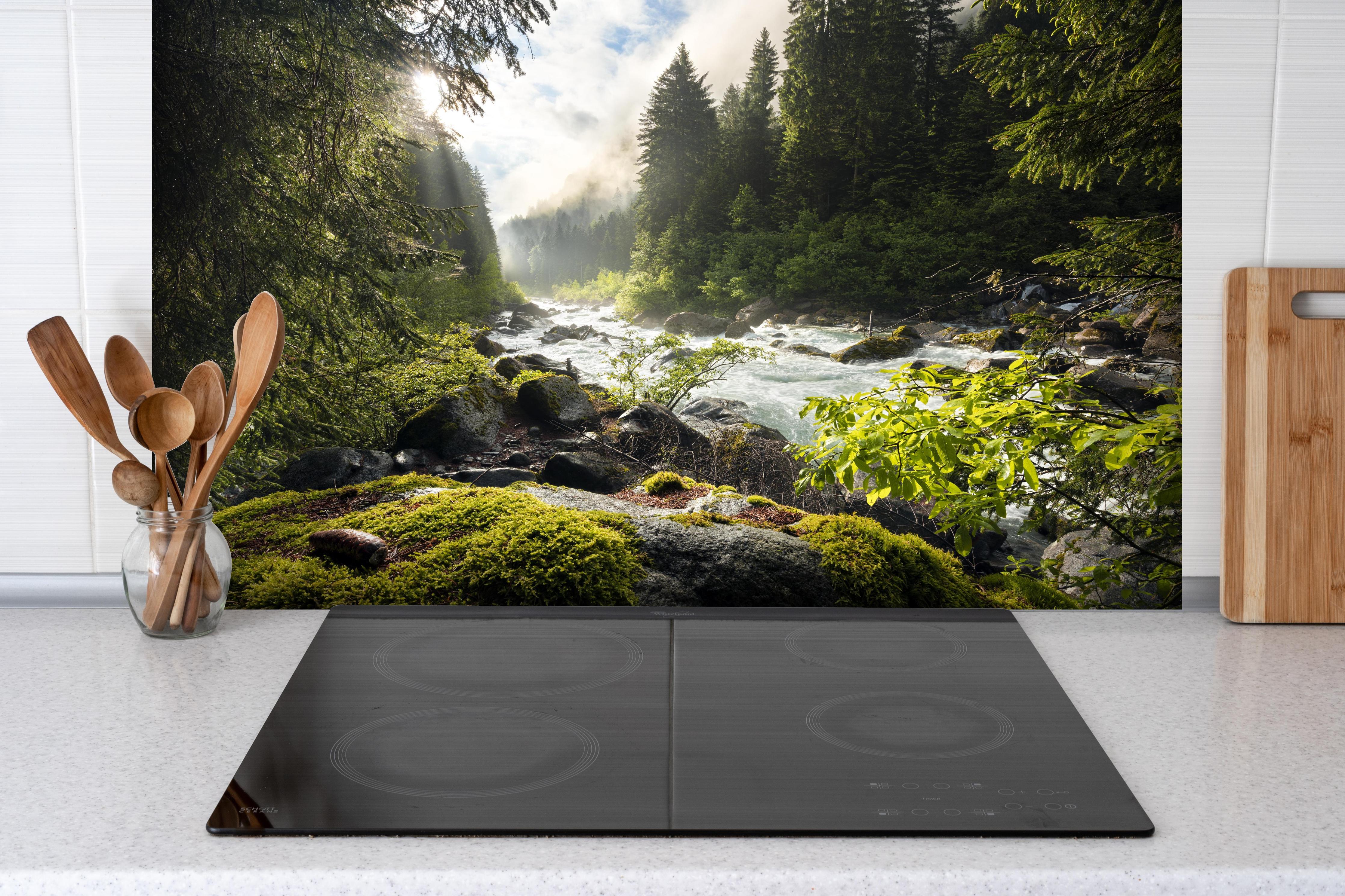 Spritzschutz - Ruhiger Fluss mitten im Wald hinter einem Cerankochfeld zwischen Holz-Kochutensilien