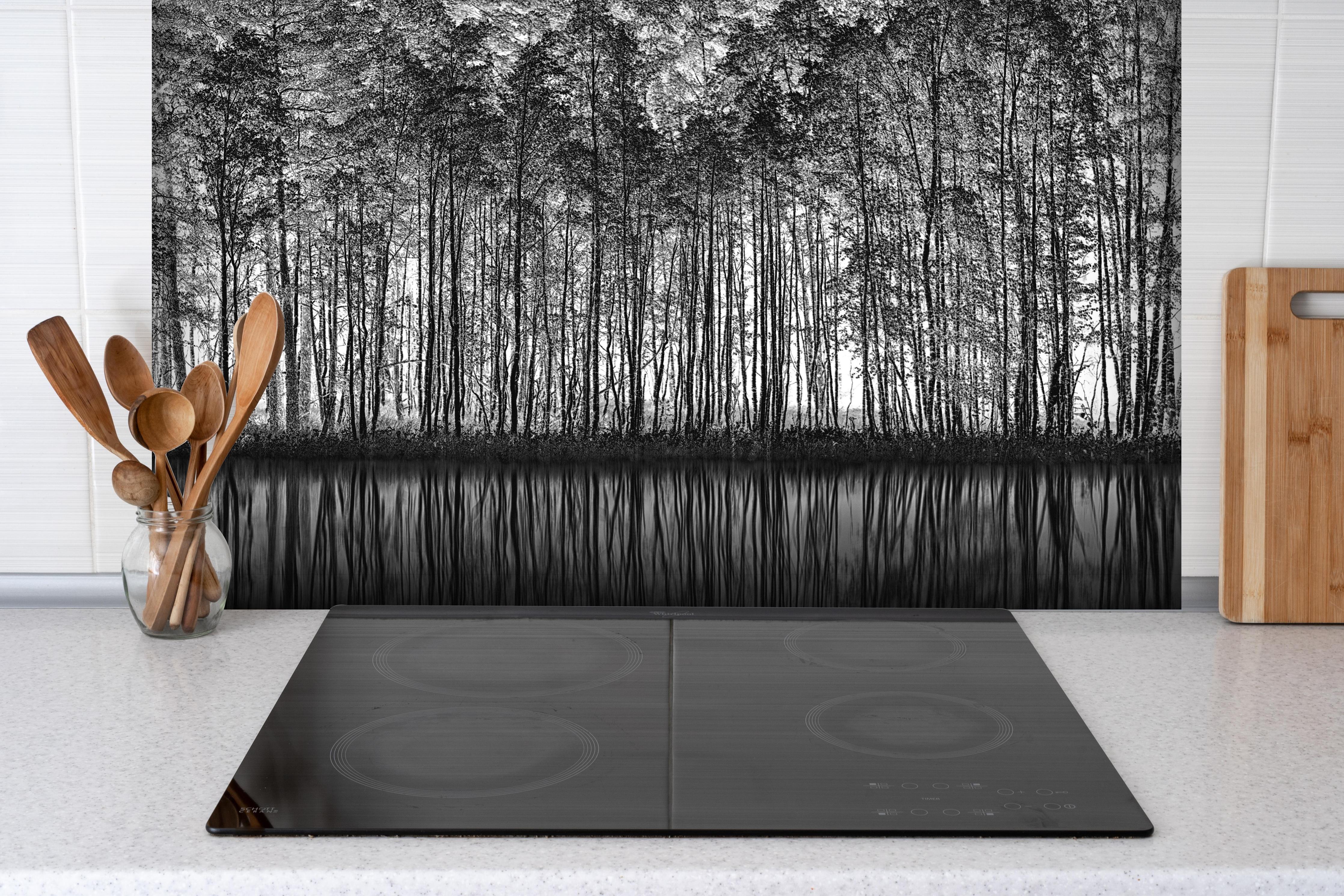 Spritzschutz - Ruhiger Wald - Wasser Reflektion hinter einem Cerankochfeld zwischen Holz-Kochutensilien