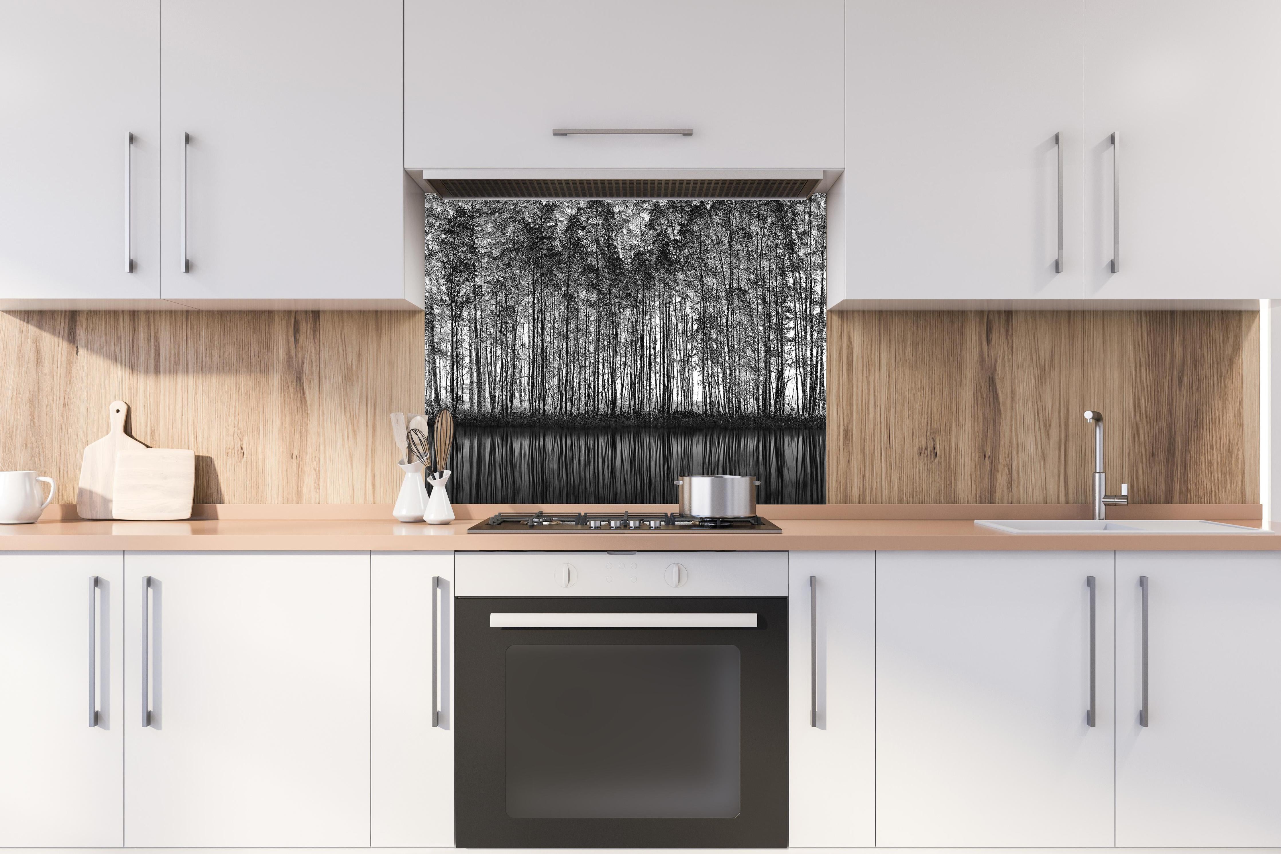 Spritzschutz - Ruhiger Wald - Wasser Reflektion hinter einem Cerankochfeld zwischen Holz-Kochutensilien