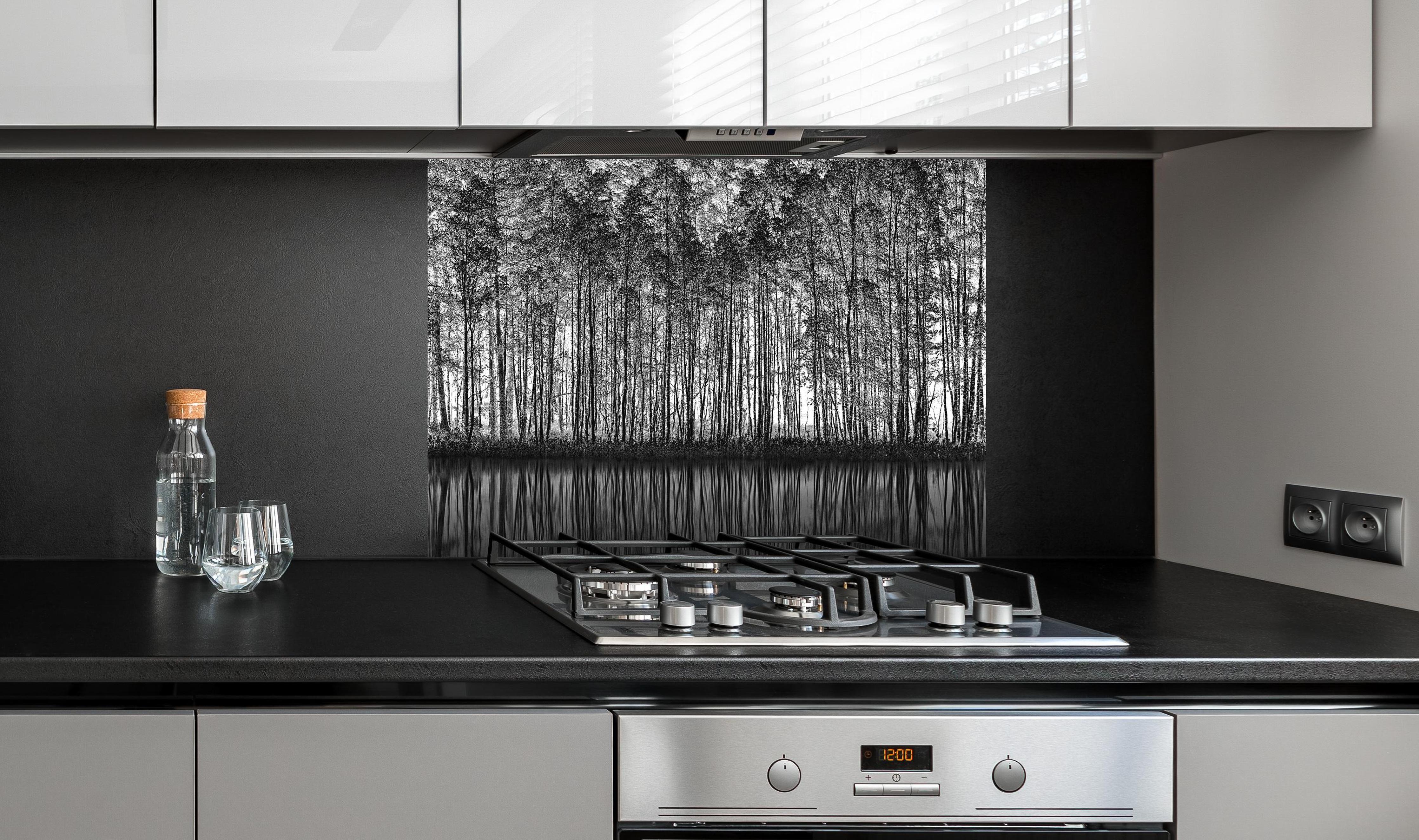 Spritzschutz - Ruhiger Wald - Wasser Reflektion hinter einem Cerankochfeld zwischen Holz-Kochutensilien