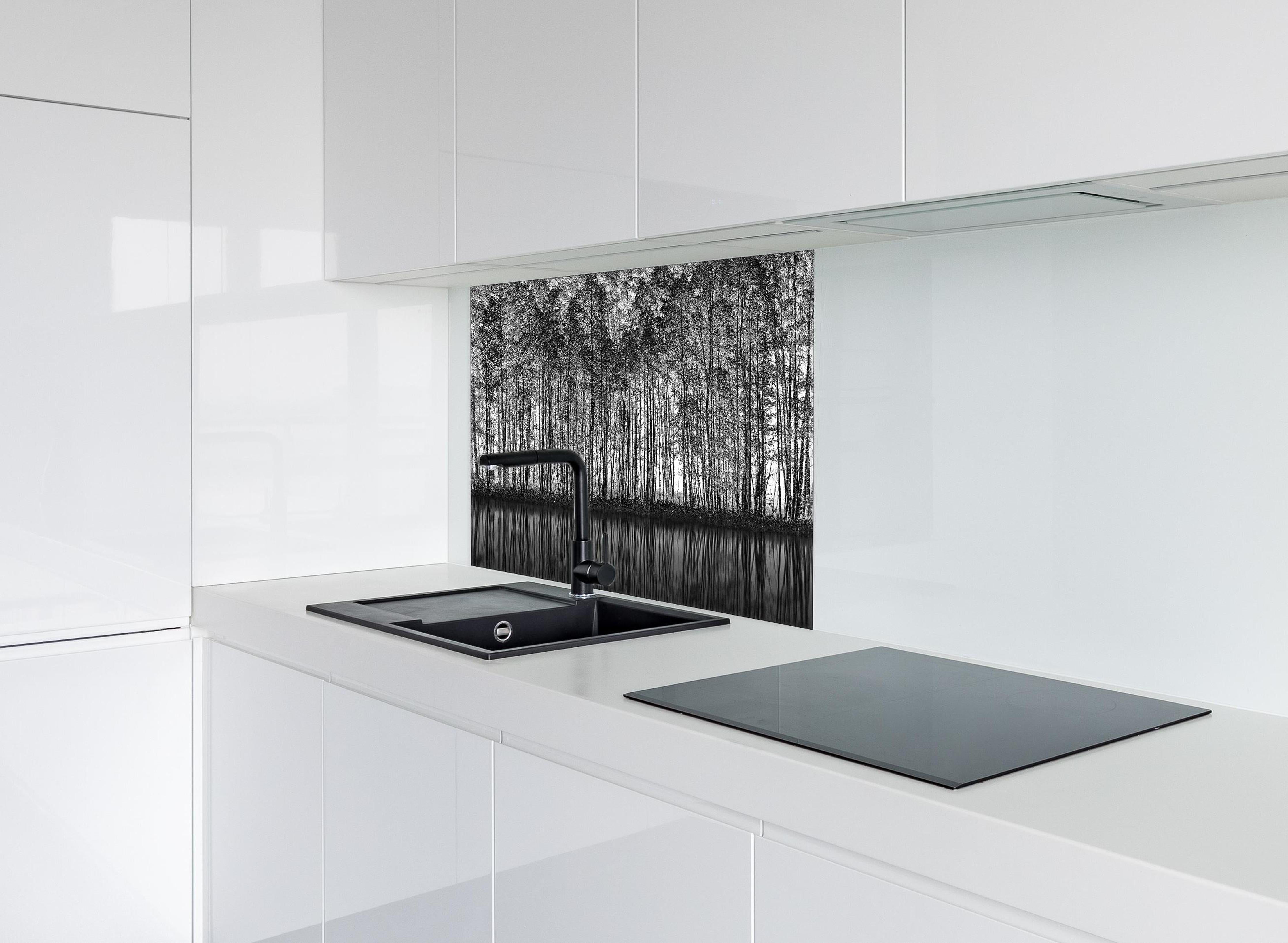 Spritzschutz - Ruhiger Wald - Wasser Reflektion hinter einem Cerankochfeld zwischen Holz-Kochutensilien
