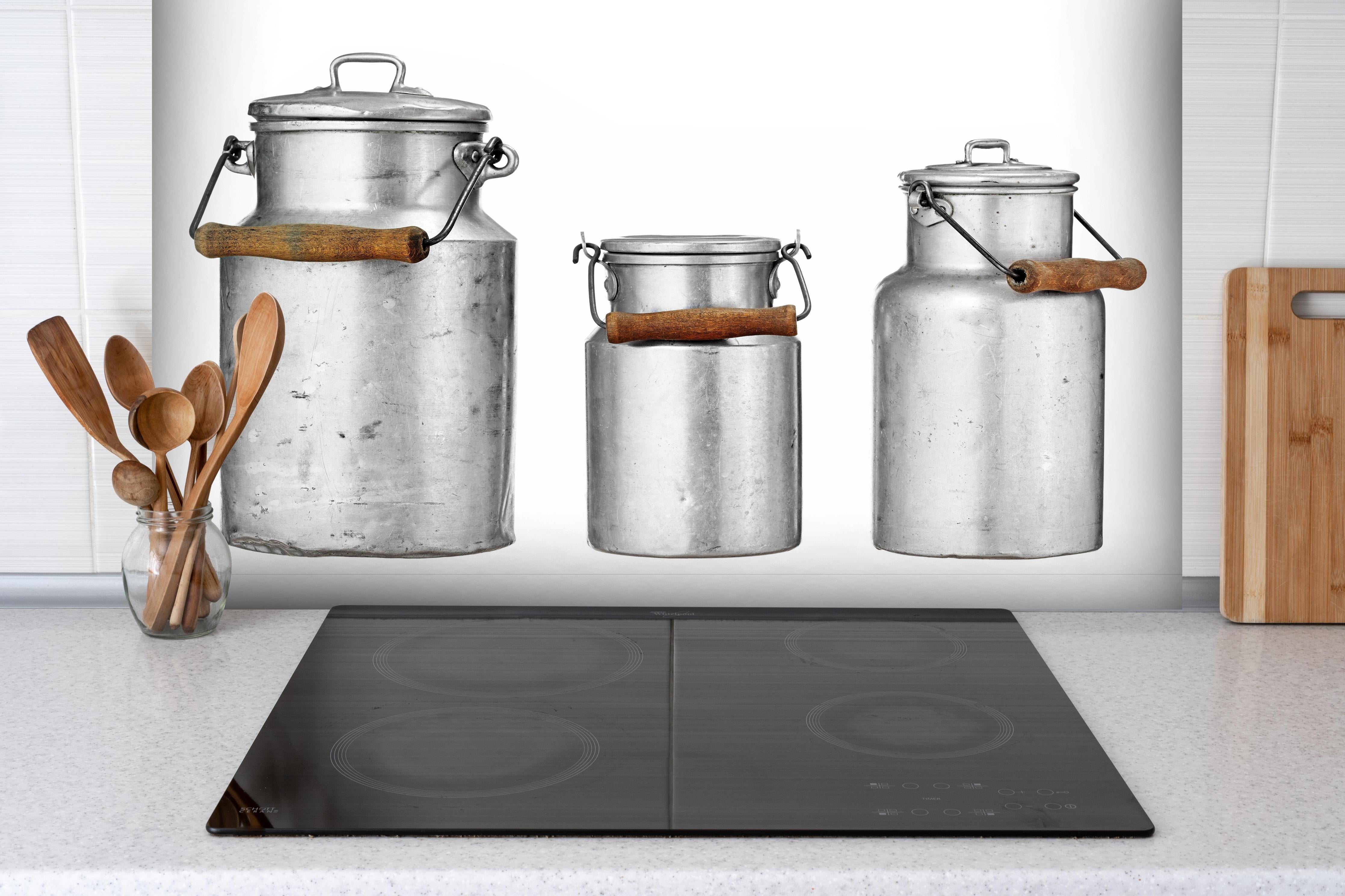 Spritzschutz - Rustikales Metall Milchkannen Trio mit Deckel hinter einem Cerankochfeld zwischen Holz-Kochutensilien