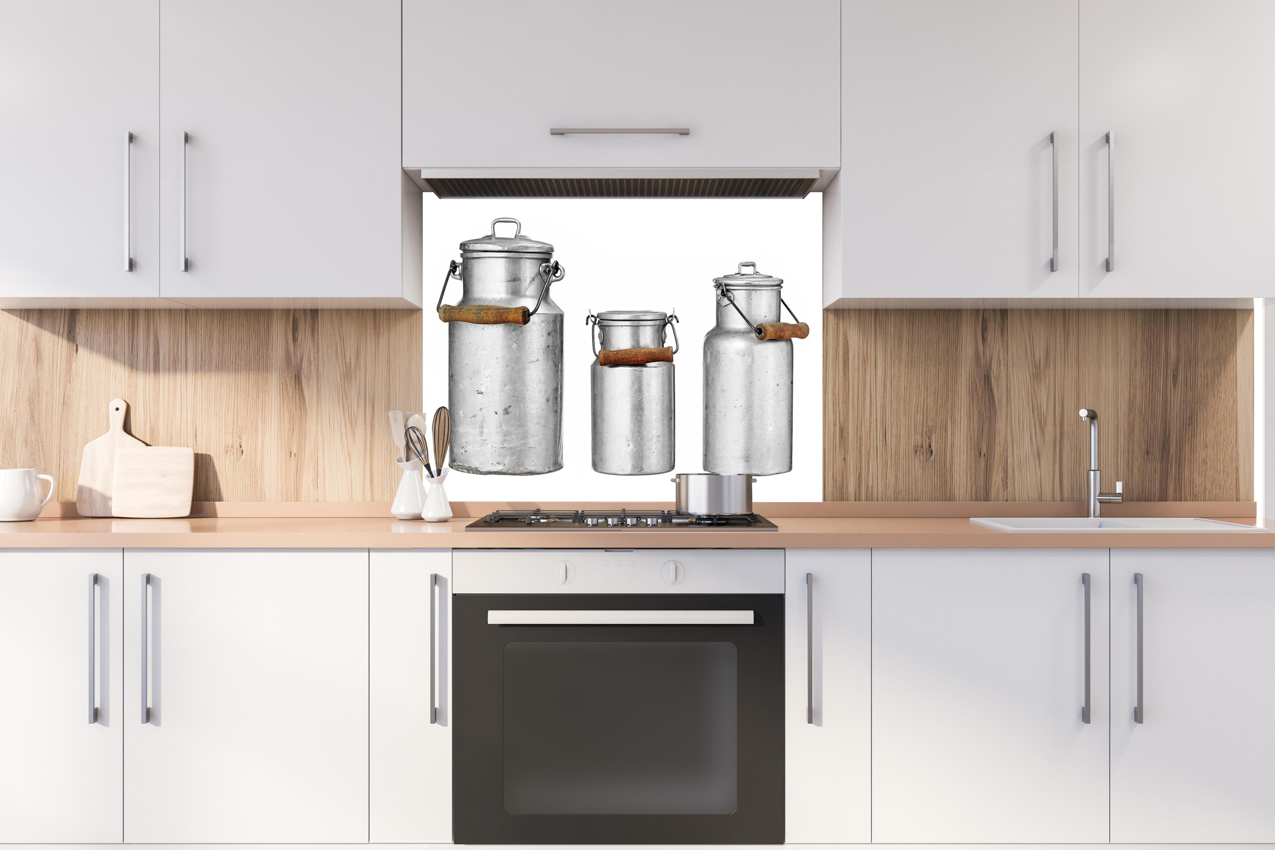 Spritzschutz - Rustikales Metall Milchkannen Trio mit Deckel hinter einem Cerankochfeld zwischen Holz-Kochutensilien