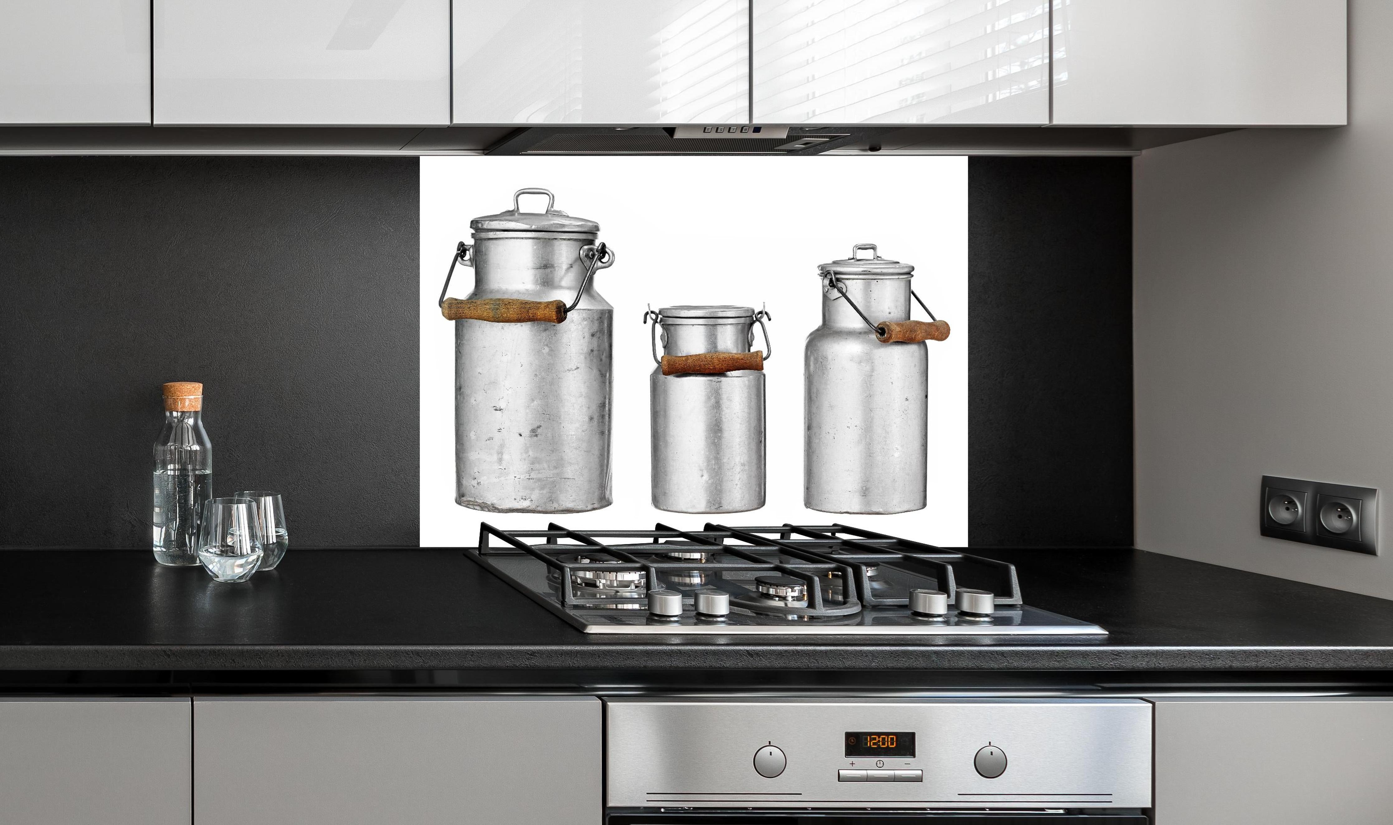 Spritzschutz - Rustikales Metall Milchkannen Trio mit Deckel hinter einem Cerankochfeld zwischen Holz-Kochutensilien