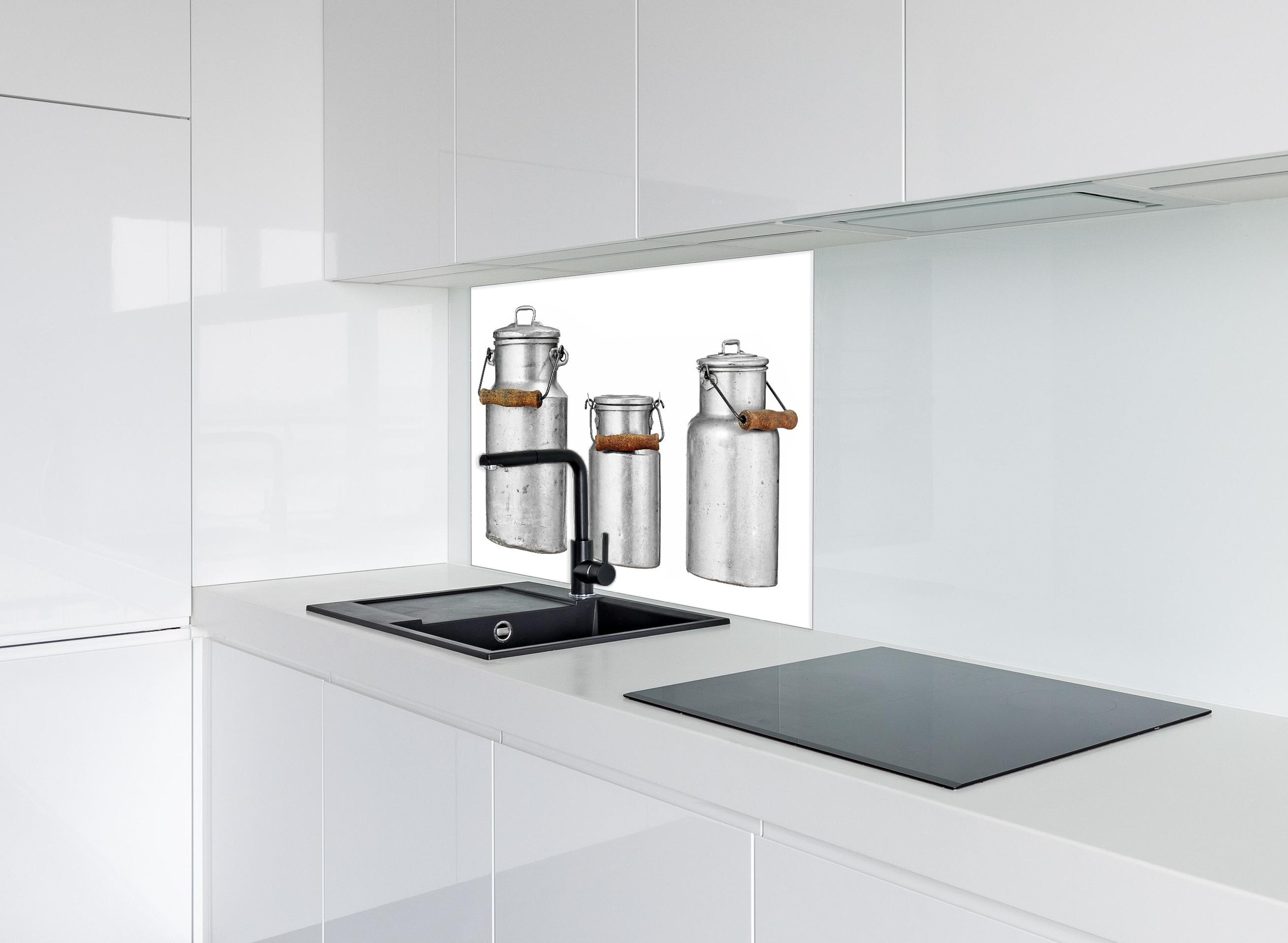 Spritzschutz - Rustikales Metall Milchkannen Trio mit Deckel hinter einem Cerankochfeld zwischen Holz-Kochutensilien