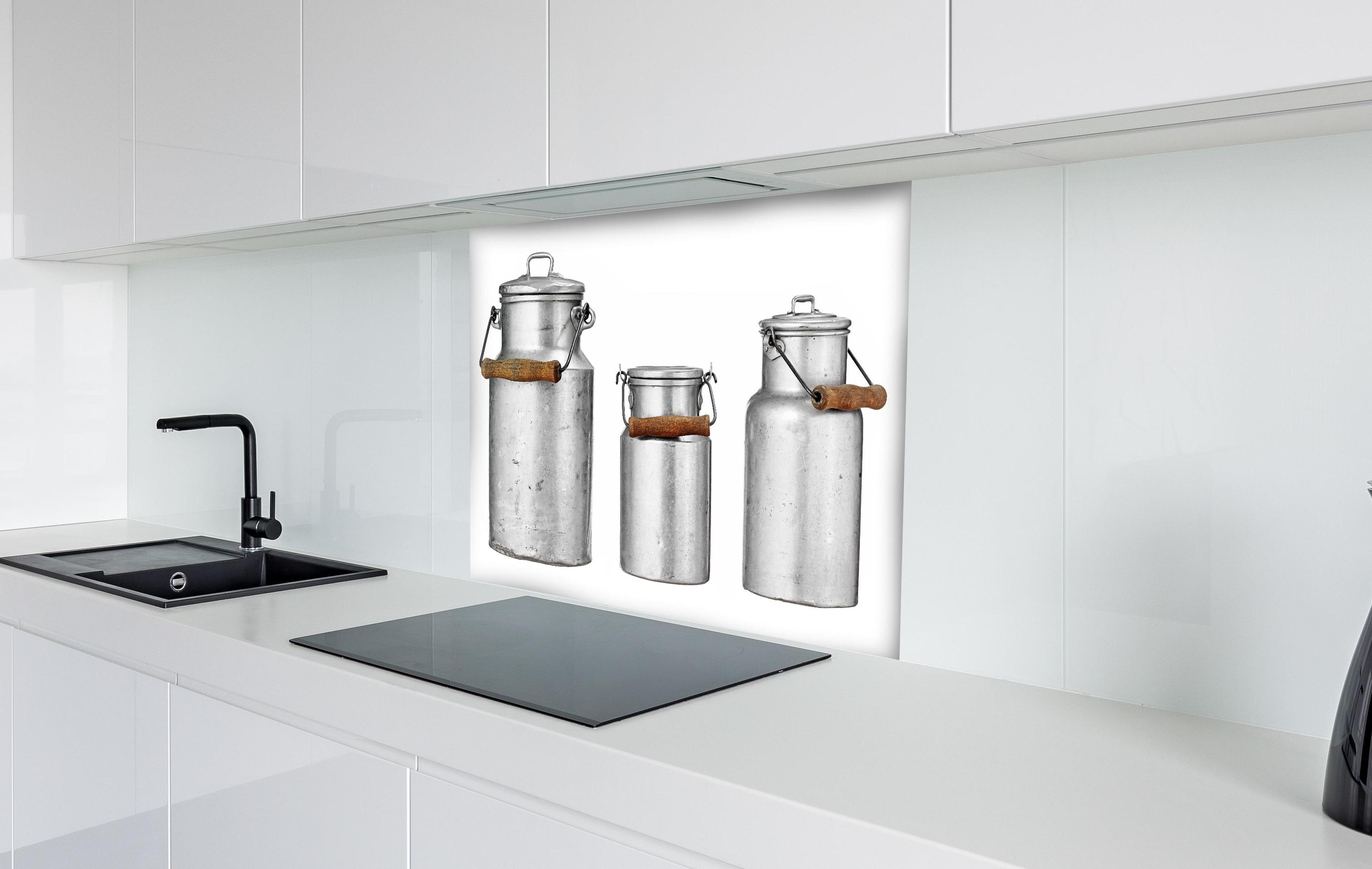 Spritzschutz - Rustikales Metall Milchkannen Trio mit Deckel hinter einem Cerankochfeld zwischen Holz-Kochutensilien