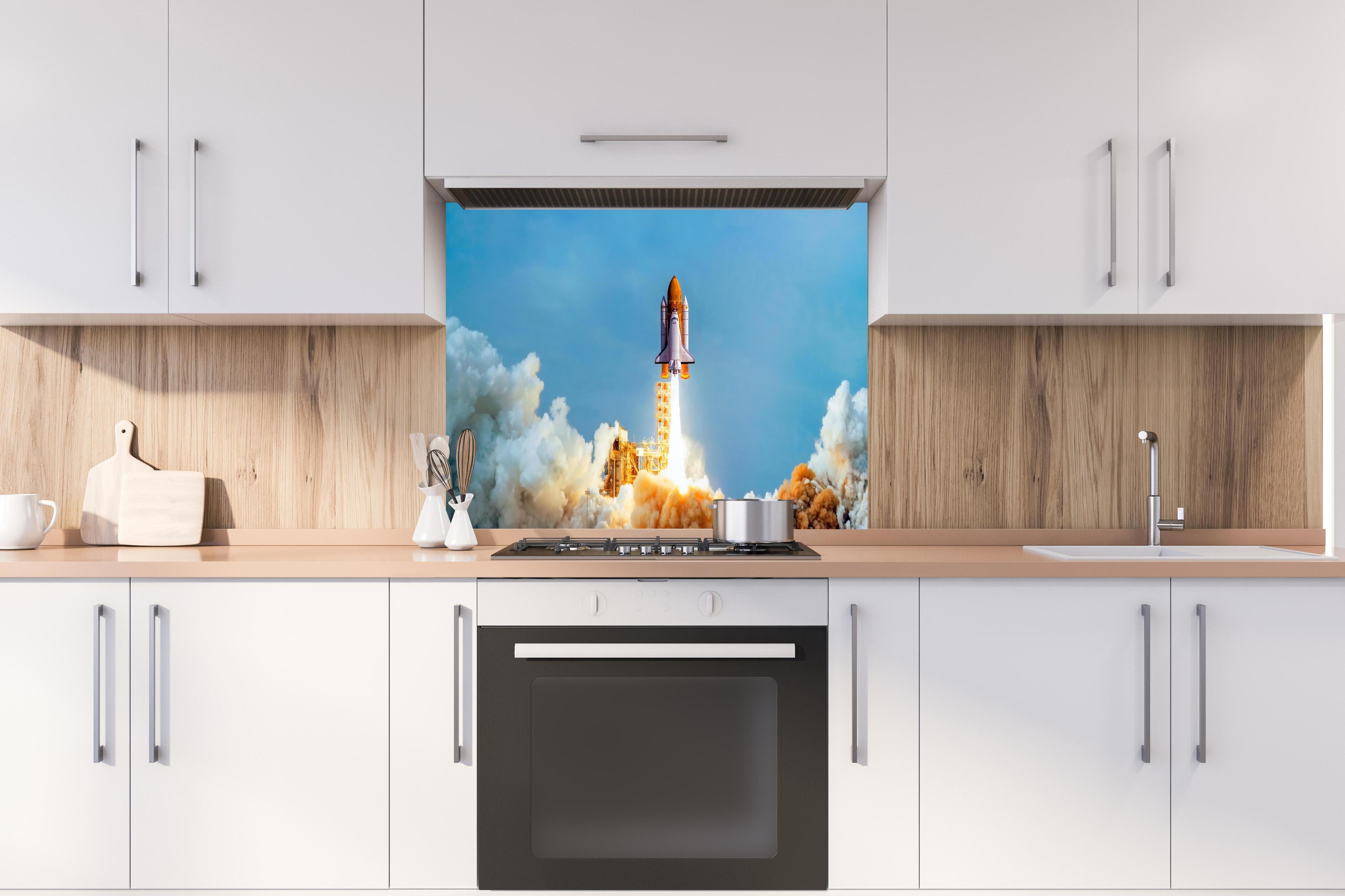 Spritzschutz - STS-135 Atlantis-Start hinter einem Cerankochfeld zwischen Holz-Kochutensilien