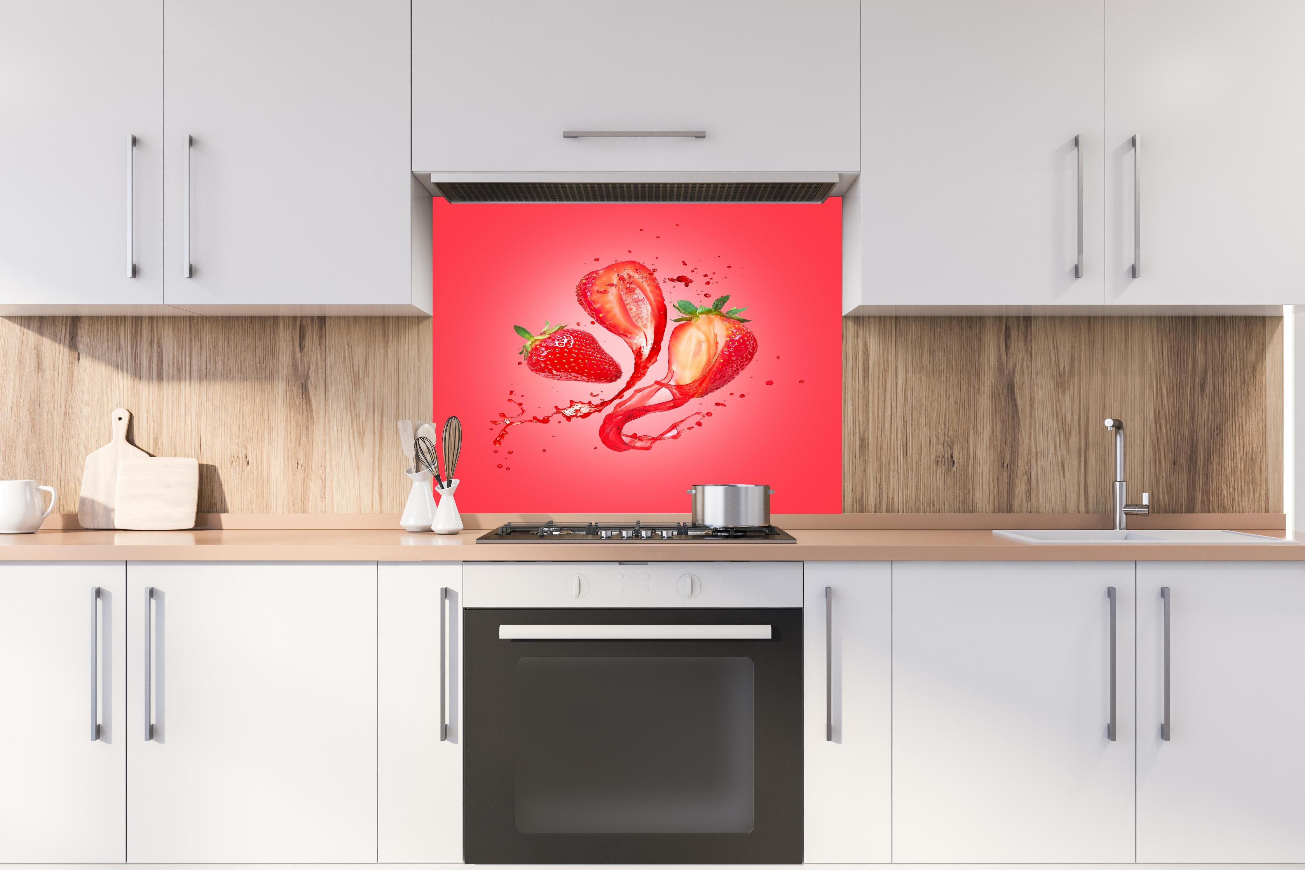 Spritzschutz - Saftige Erdbeeren hinter einem Cerankochfeld zwischen Holz-Kochutensilien