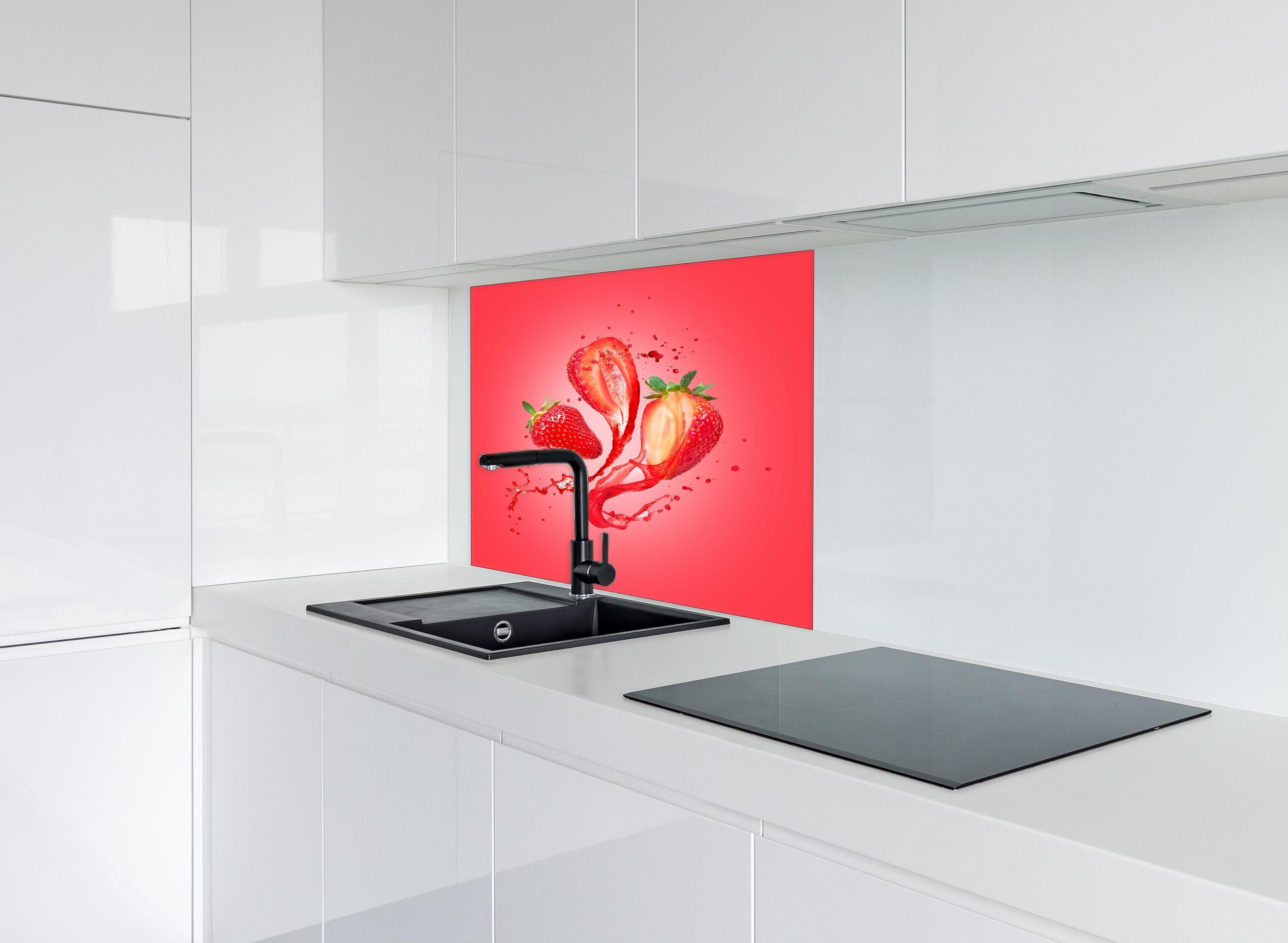 Spritzschutz - Saftige Erdbeeren hinter einem Cerankochfeld zwischen Holz-Kochutensilien