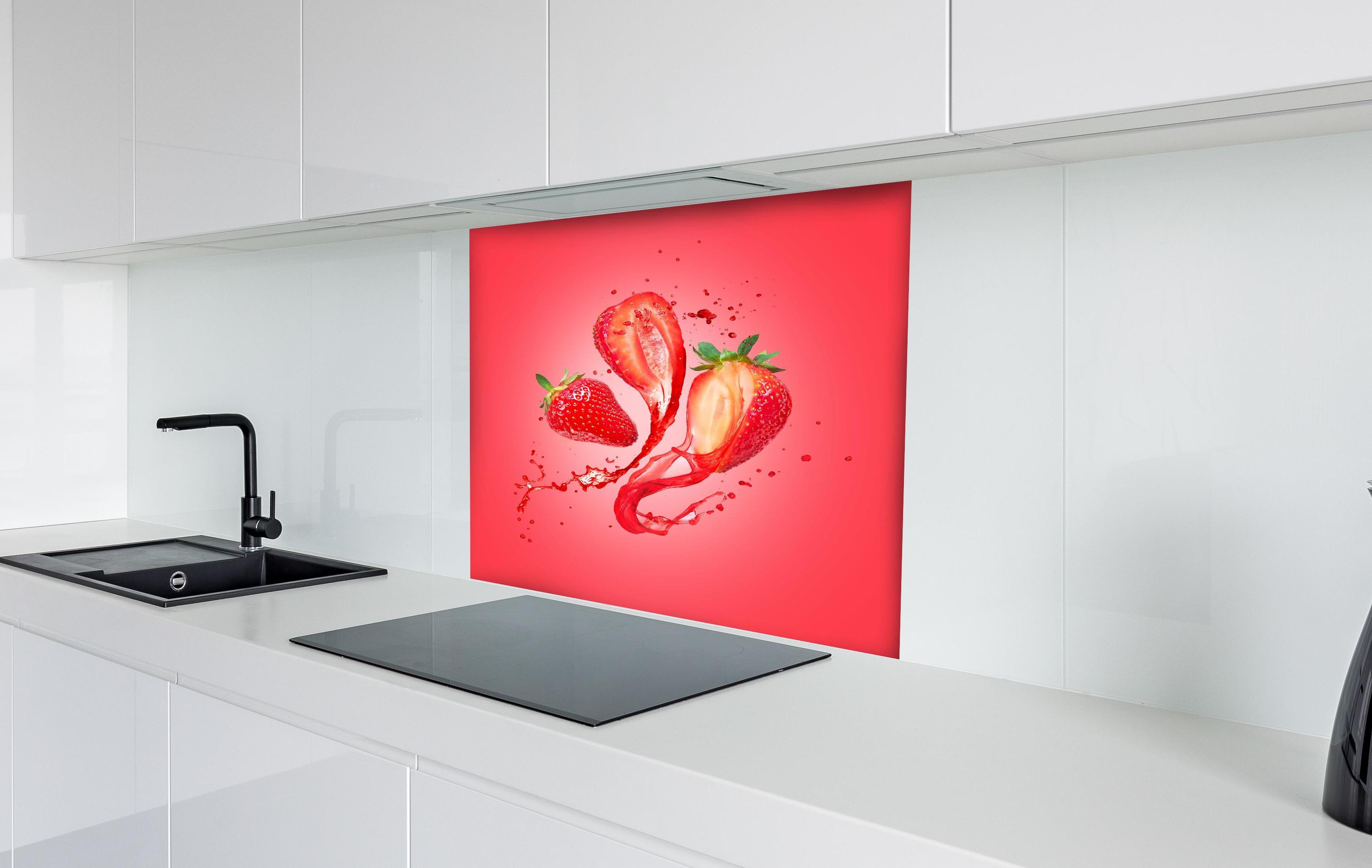 Spritzschutz - Saftige Erdbeeren hinter einem Cerankochfeld zwischen Holz-Kochutensilien