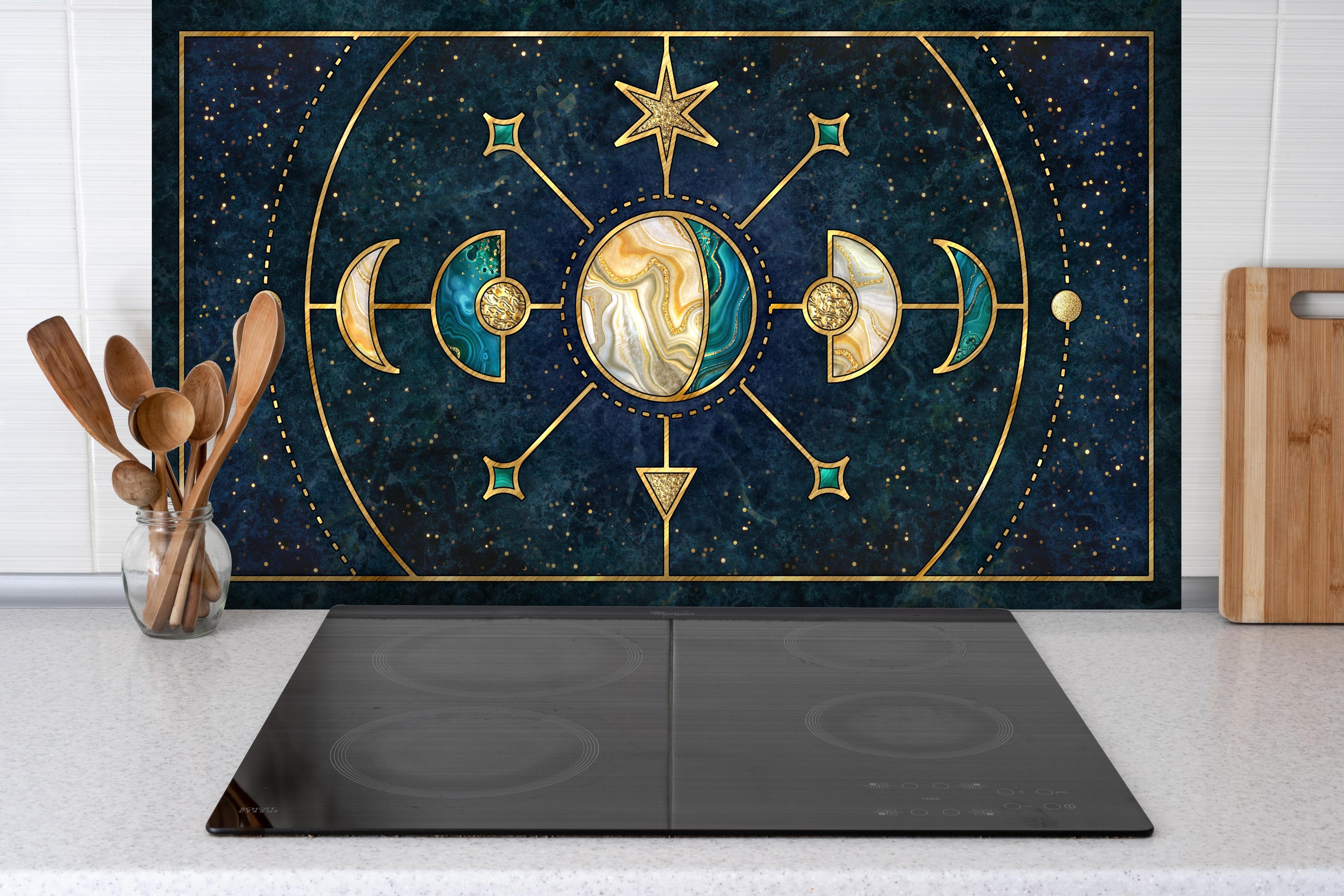 Spritzschutz - Sakrale Geometrie Goldene Himmelskörper hinter einem Cerankochfeld zwischen Holz-Kochutensilien
