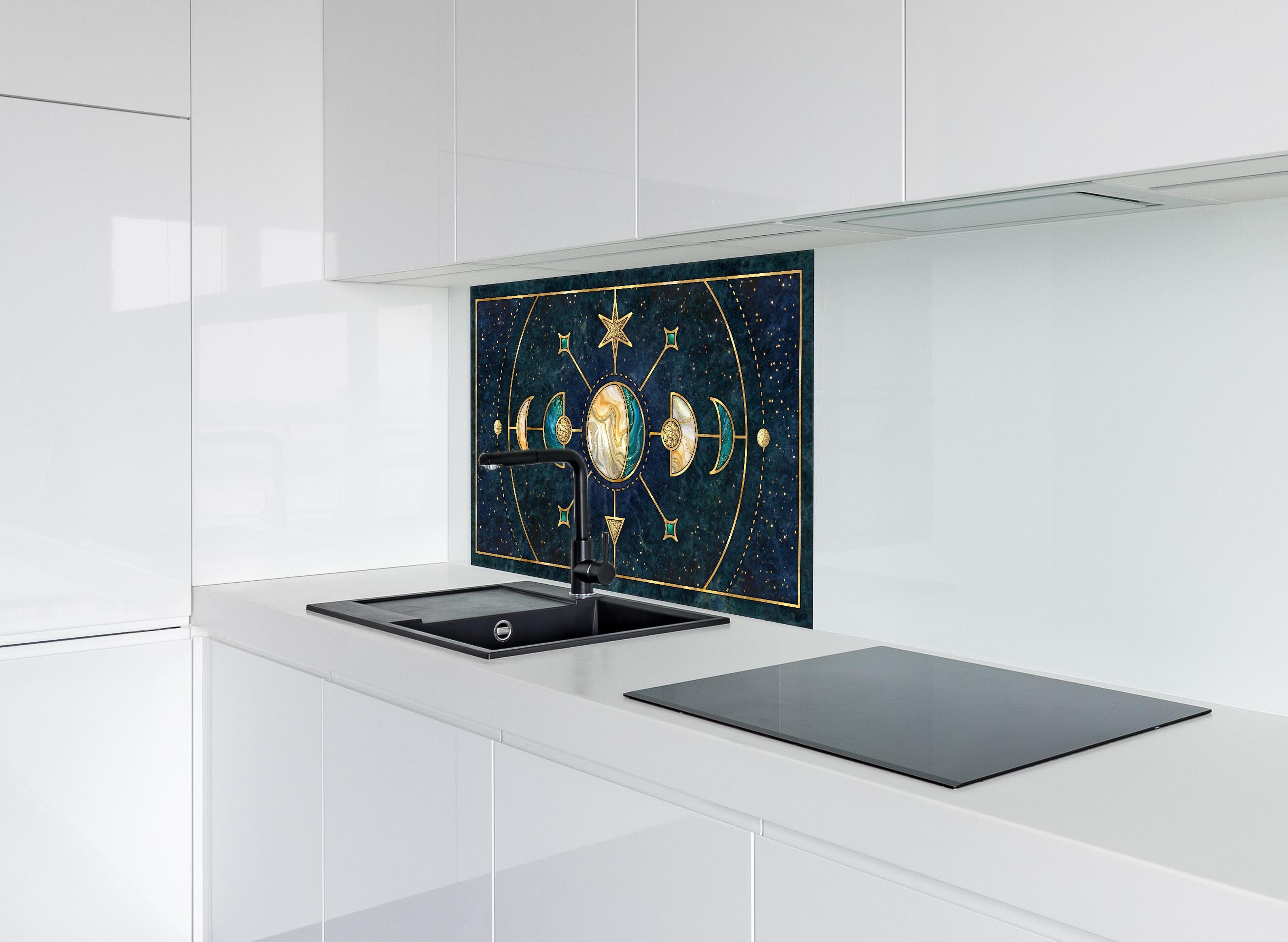 Spritzschutz - Sakrale Geometrie Goldene Himmelskörper hinter einem Cerankochfeld zwischen Holz-Kochutensilien