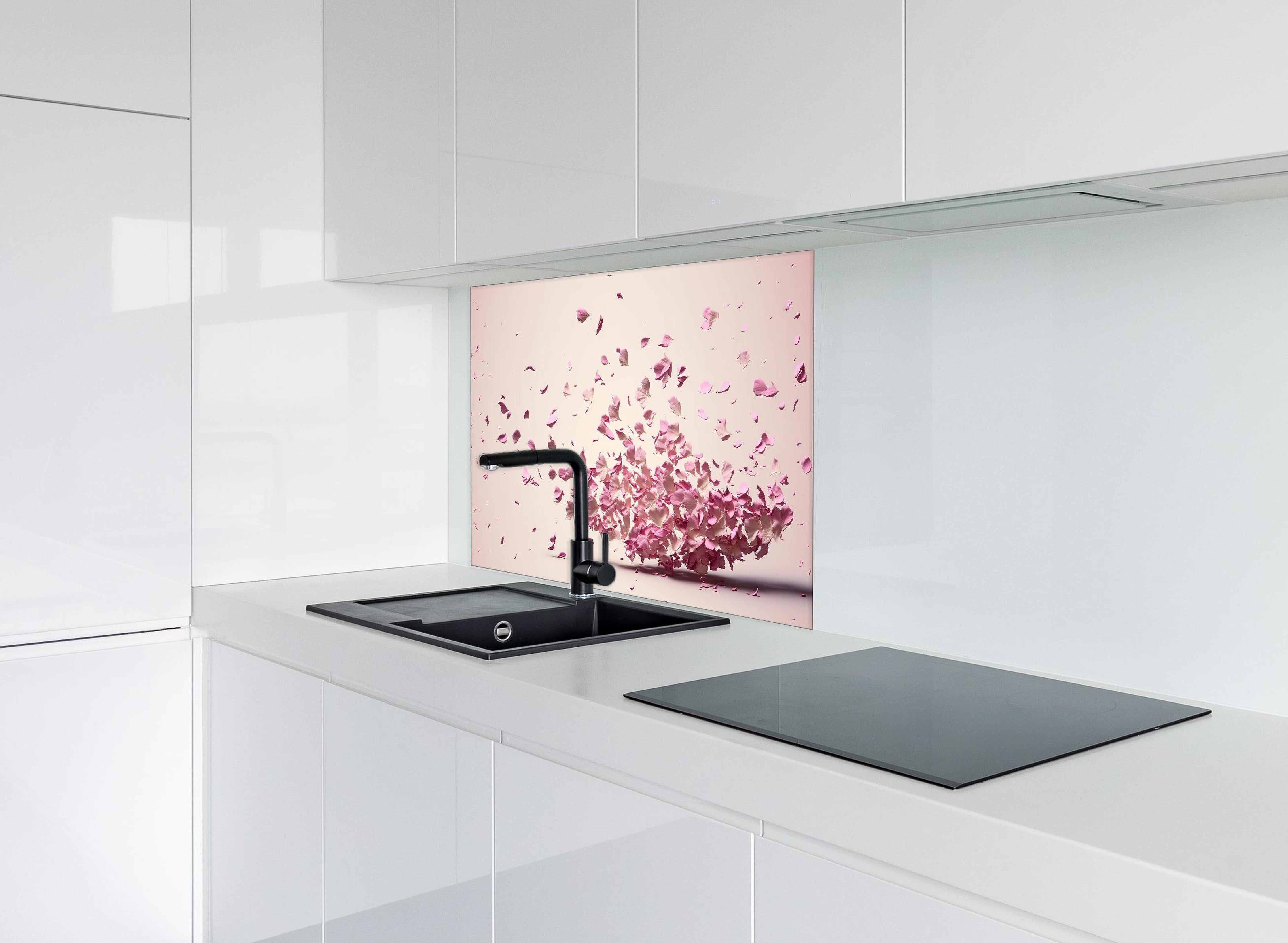 Spritzschutz - Sakura Kirschblüten Explosion in Pastellrosa hinter einem Cerankochfeld zwischen Holz-Kochutensilien