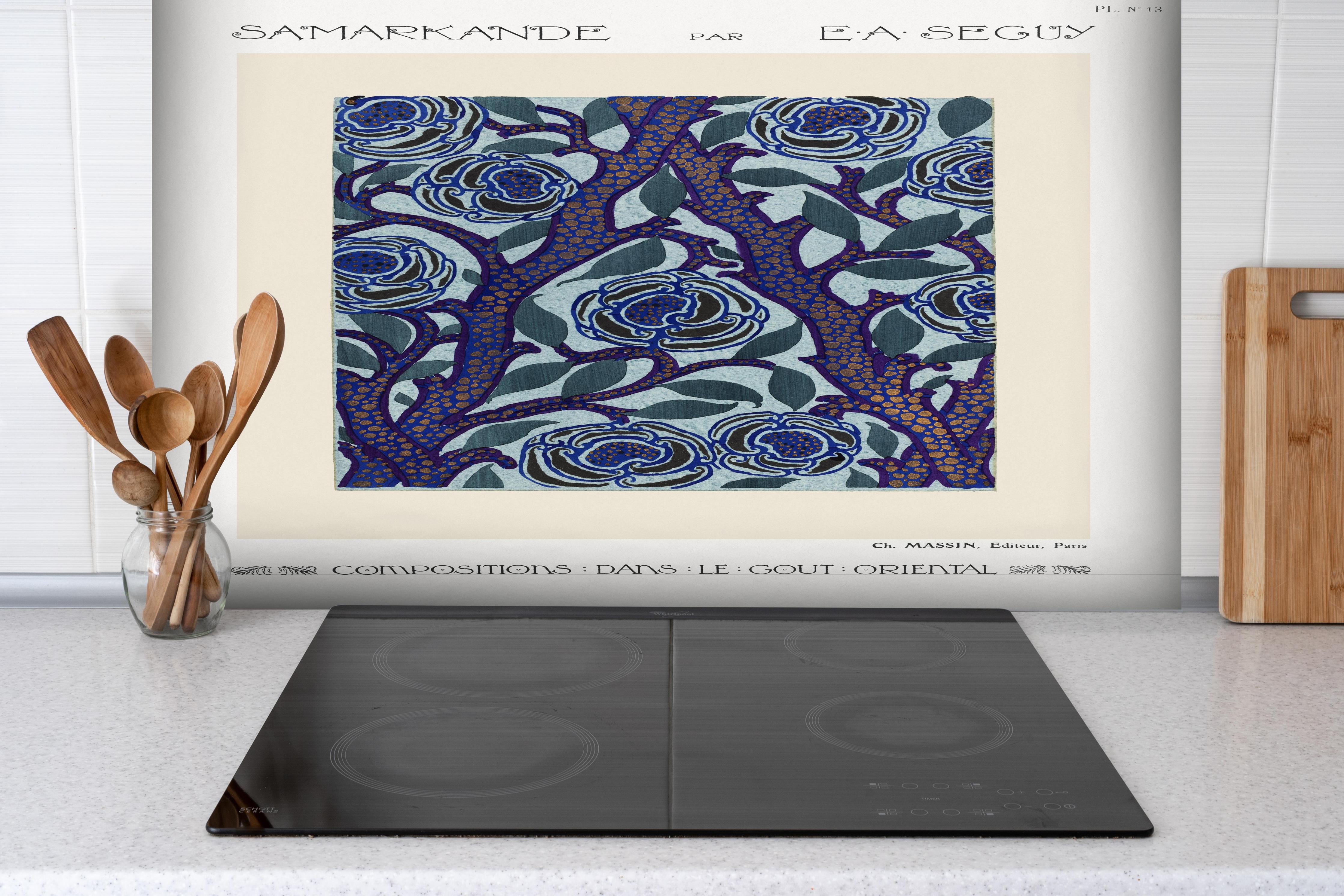 Spritzschutz - Samarkande 13 hinter einem Cerankochfeld zwischen Holz-Kochutensilien