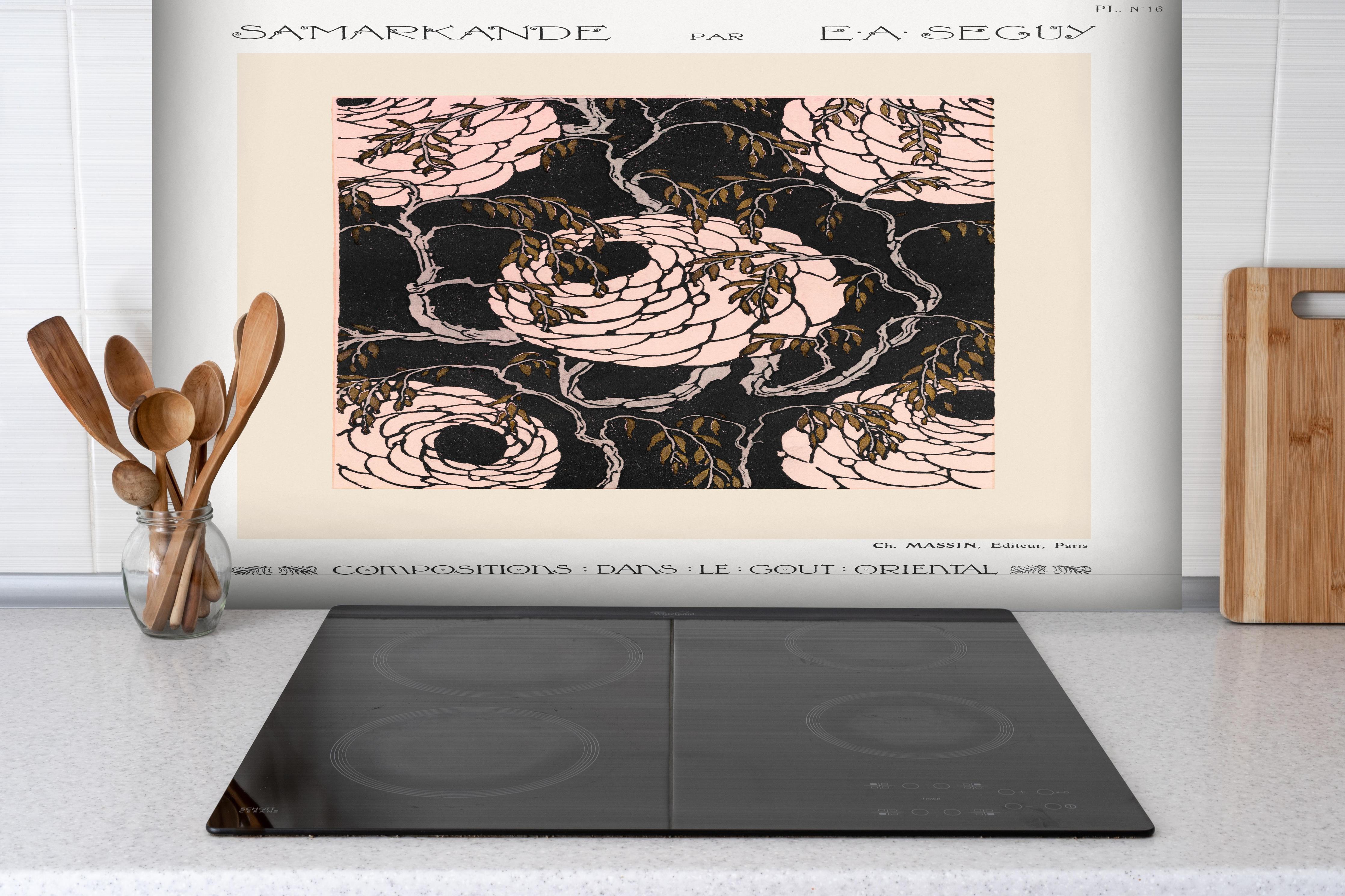 Spritzschutz - Samarkande 16 hinter einem Cerankochfeld zwischen Holz-Kochutensilien