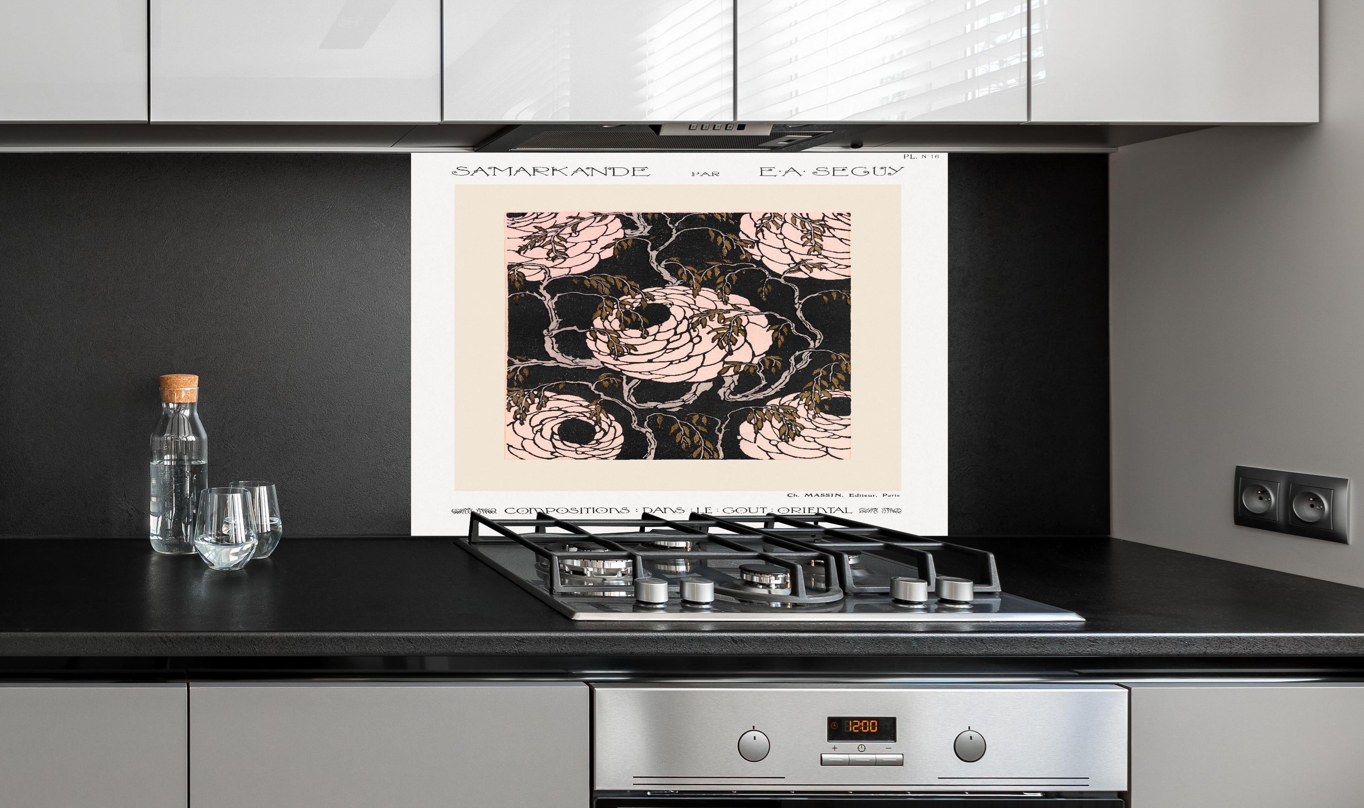 Spritzschutz - Samarkande 16 hinter einem Cerankochfeld zwischen Holz-Kochutensilien