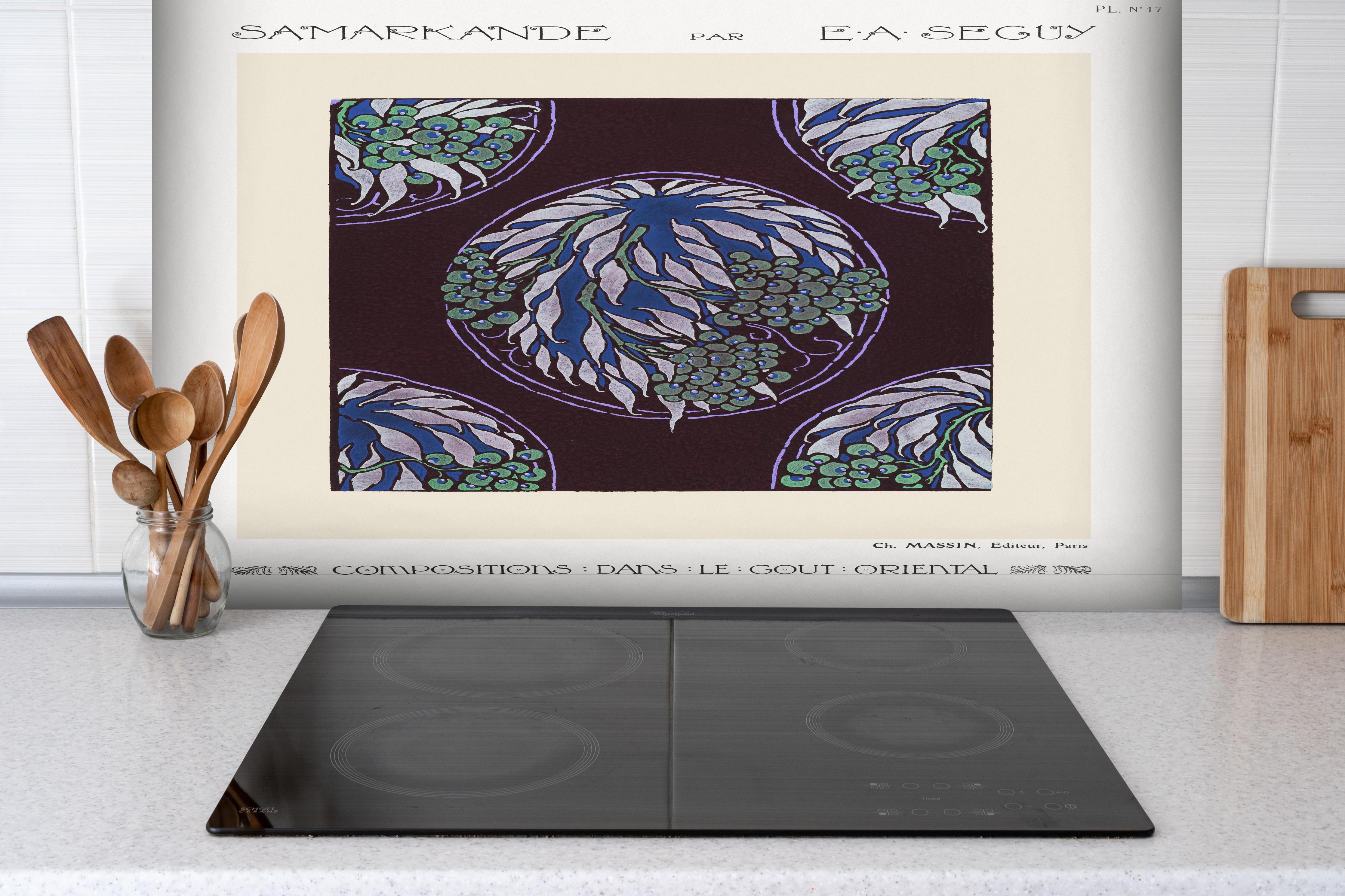 Spritzschutz - Samarkande 17 hinter einem Cerankochfeld zwischen Holz-Kochutensilien