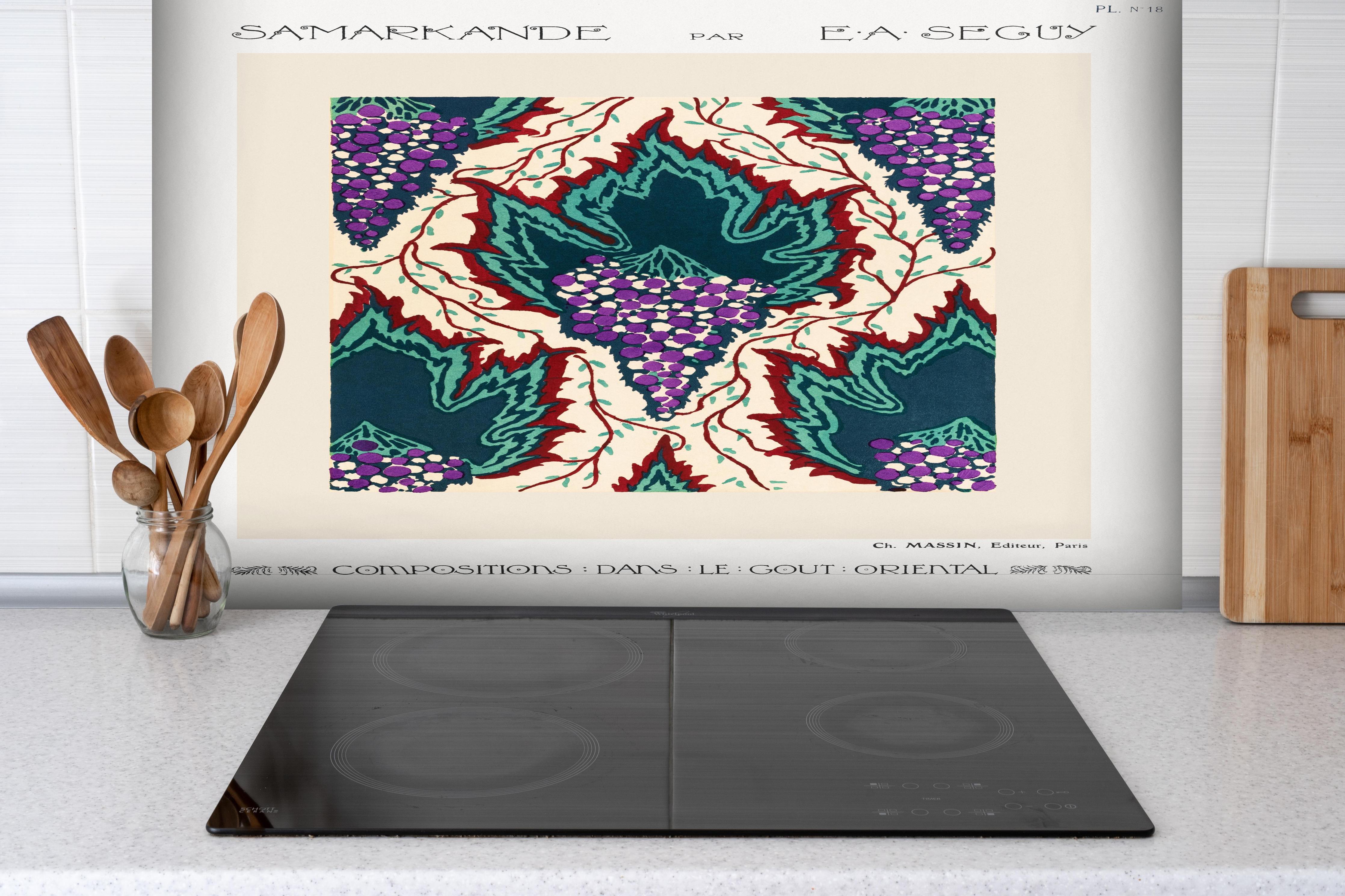 Spritzschutz - Samarkande 18 hinter einem Cerankochfeld zwischen Holz-Kochutensilien