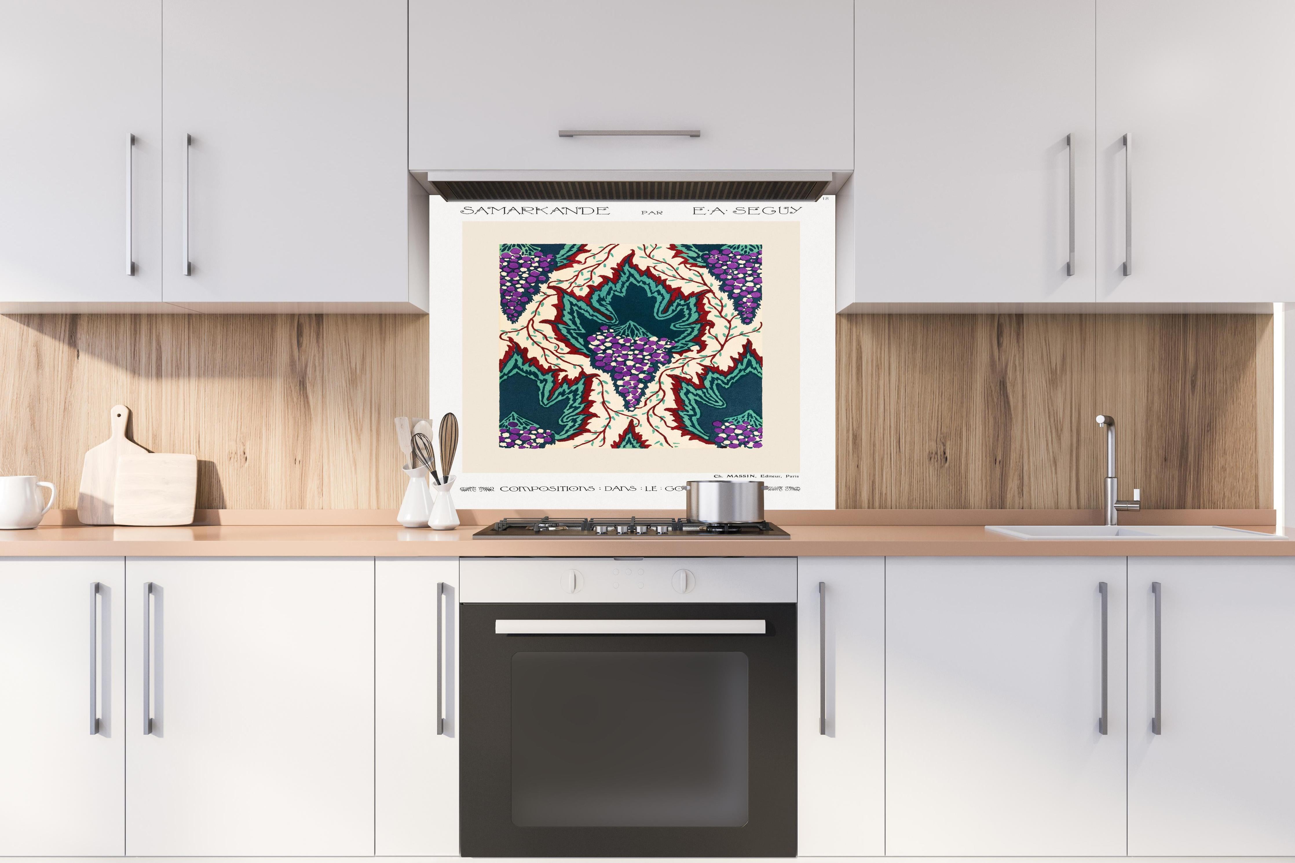 Spritzschutz - Samarkande 18 hinter einem Cerankochfeld zwischen Holz-Kochutensilien