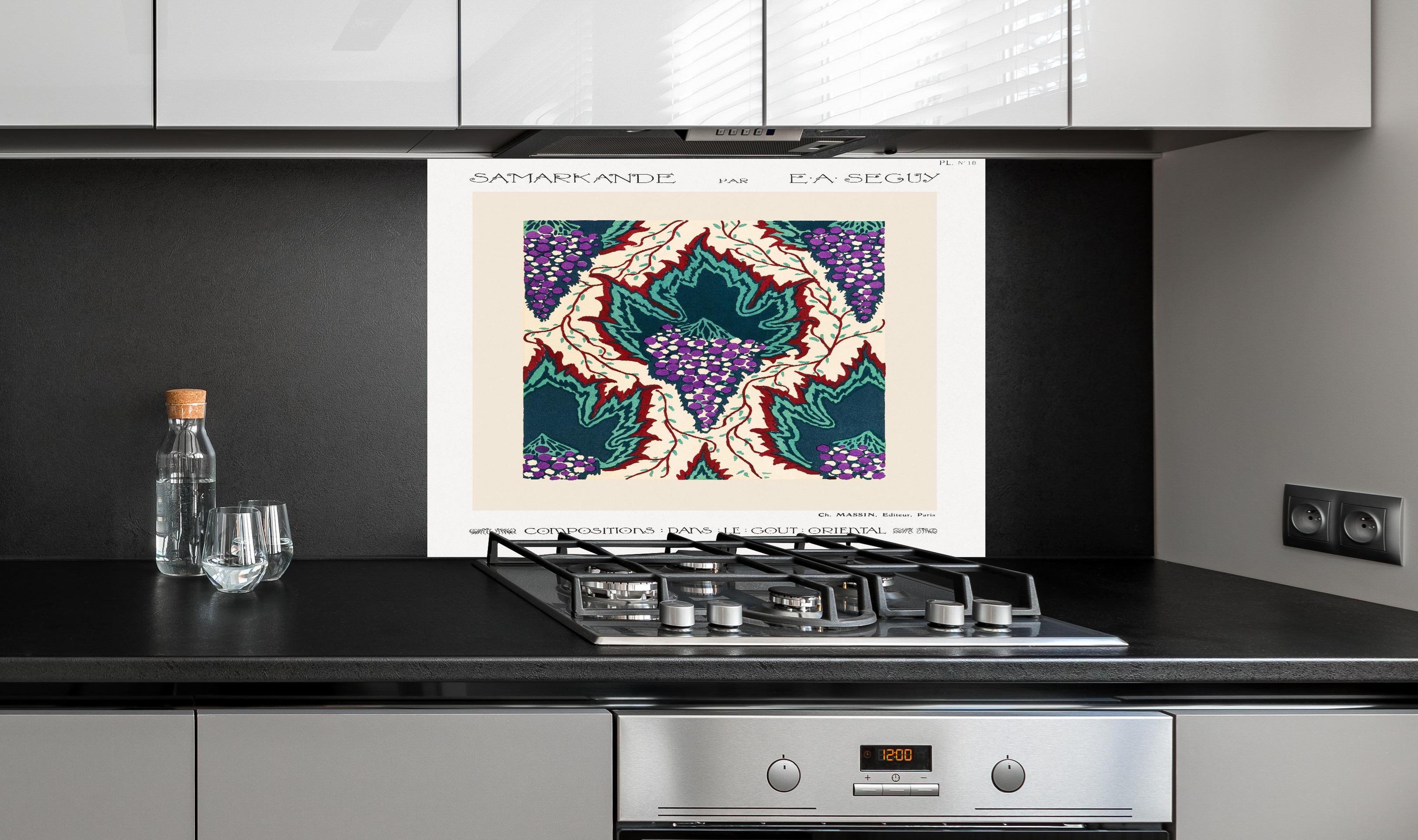 Spritzschutz - Samarkande 18 hinter einem Cerankochfeld zwischen Holz-Kochutensilien