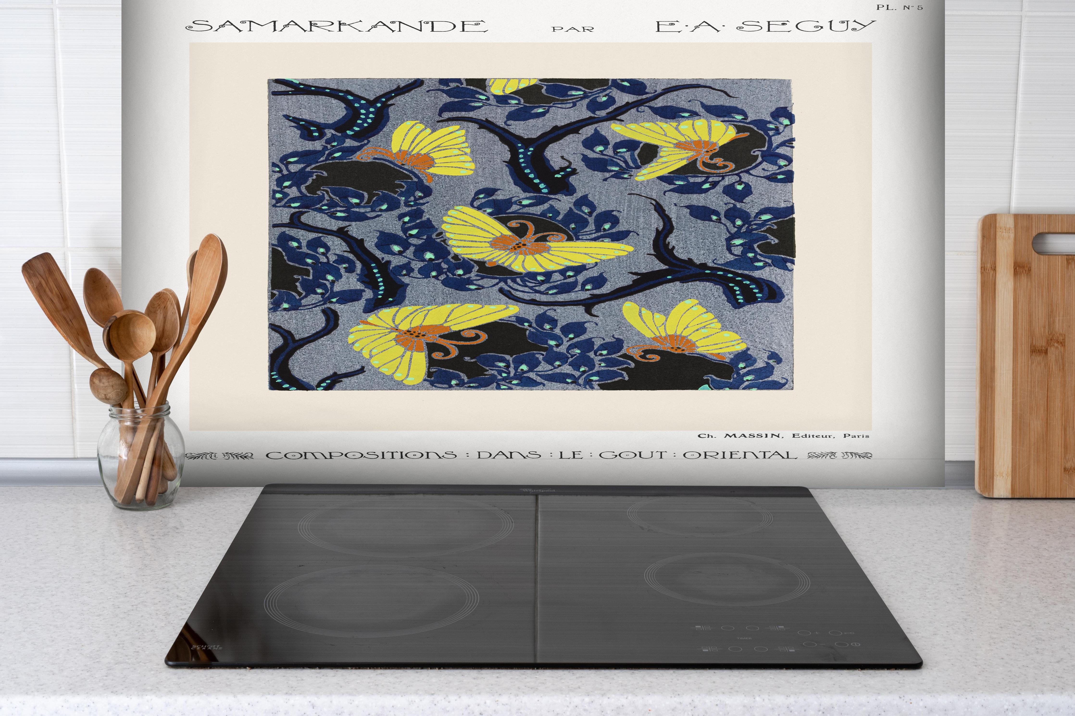 Spritzschutz - Samarkande 5 hinter einem Cerankochfeld zwischen Holz-Kochutensilien