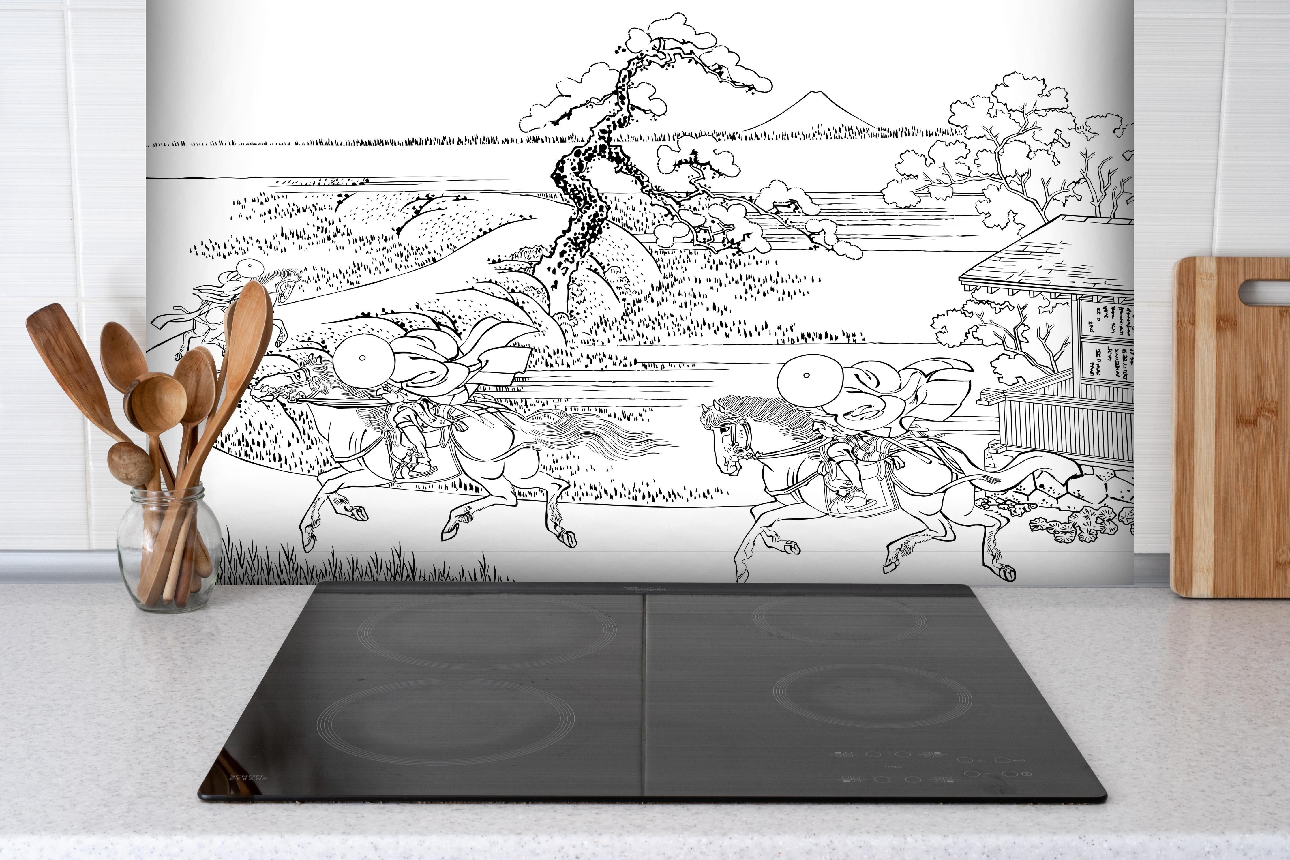 Spritzschutz - Samurai-Duell Tuschezeichnung Panorama hinter einem Cerankochfeld zwischen Holz-Kochutensilien