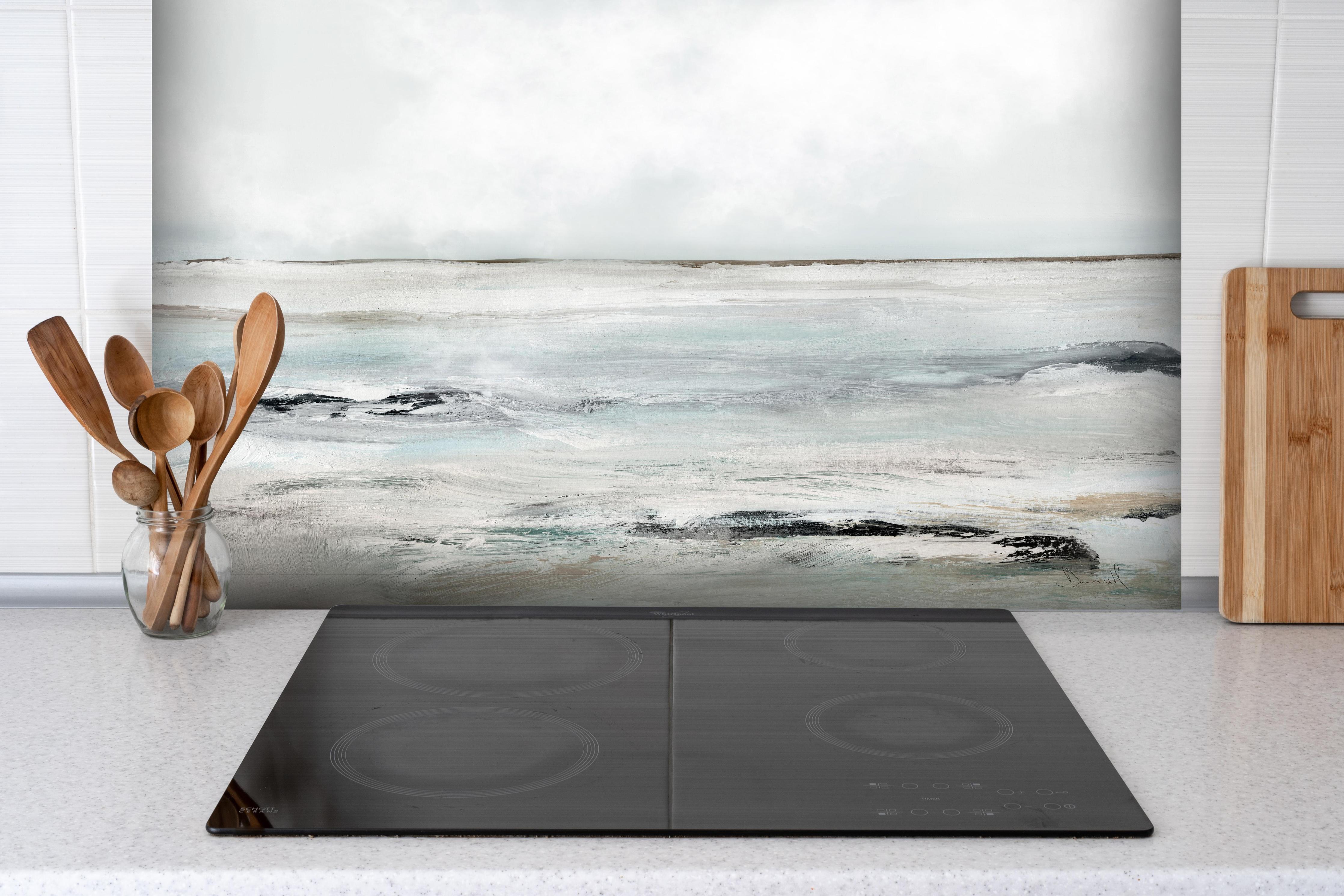 Spritzschutz - Sandige Landschaft - Gemälde hinter einem Cerankochfeld zwischen Holz-Kochutensilien