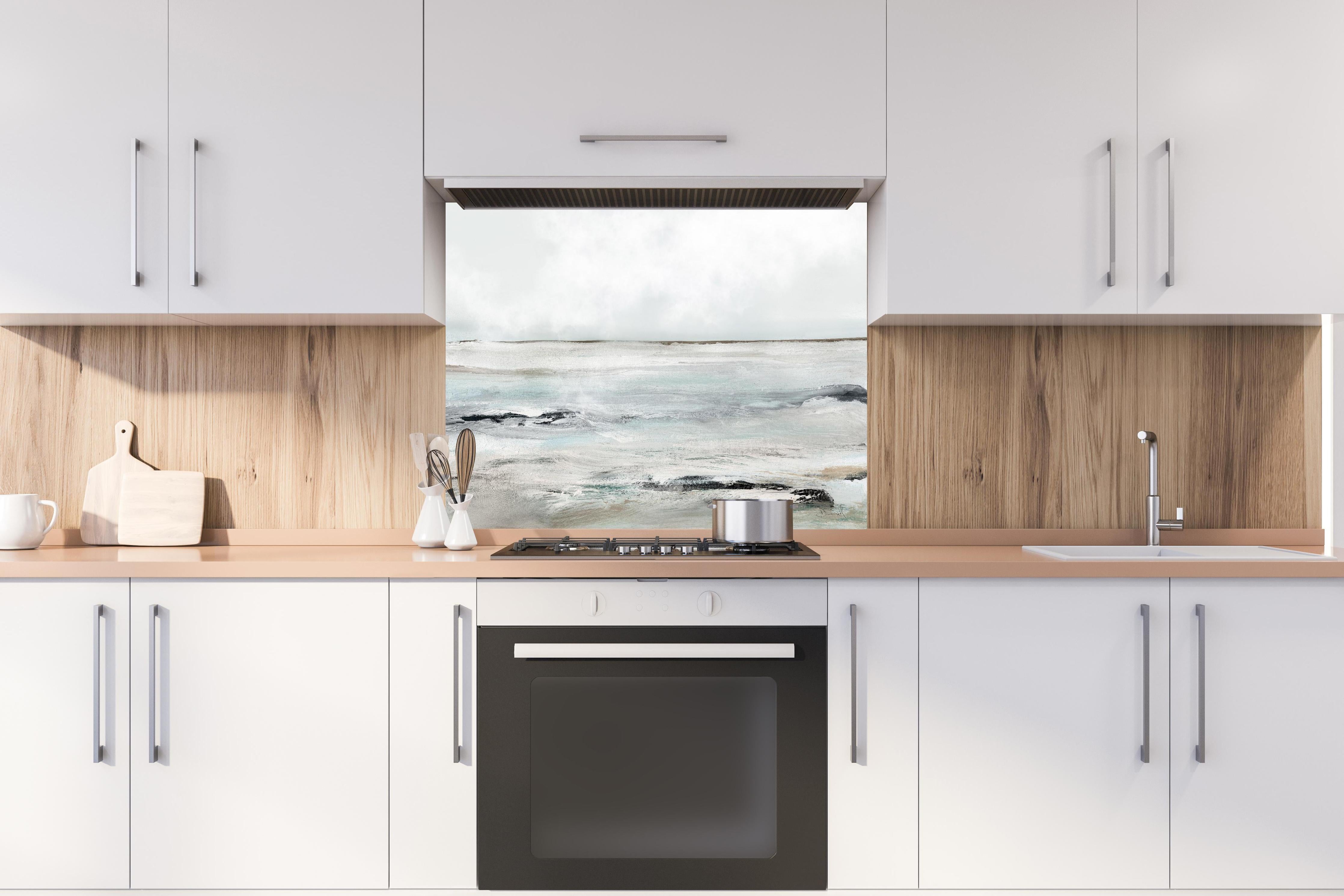 Spritzschutz - Sandige Landschaft - Gemälde hinter einem Cerankochfeld zwischen Holz-Kochutensilien