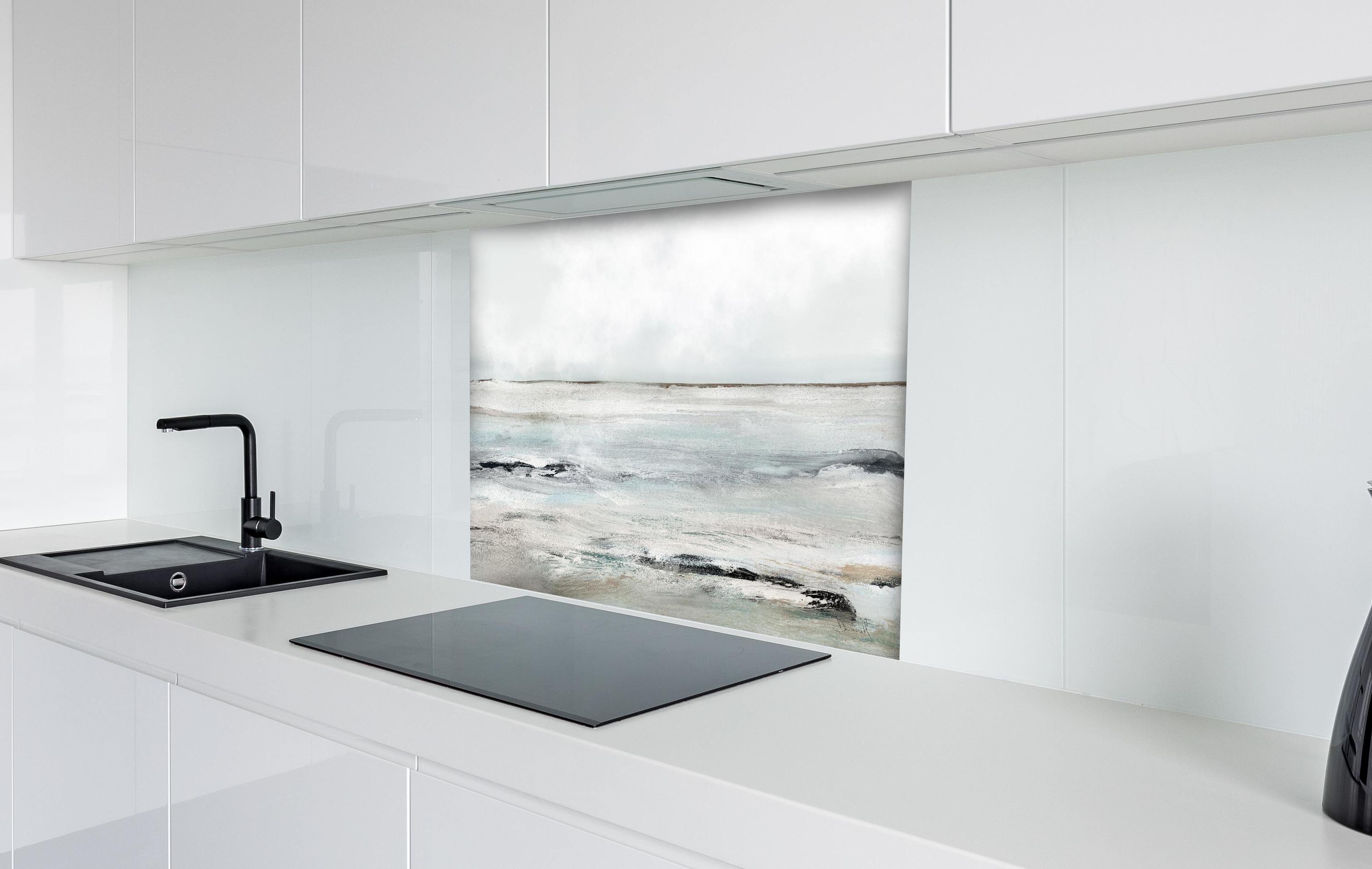 Spritzschutz - Sandige Landschaft - Gemälde hinter einem Cerankochfeld zwischen Holz-Kochutensilien