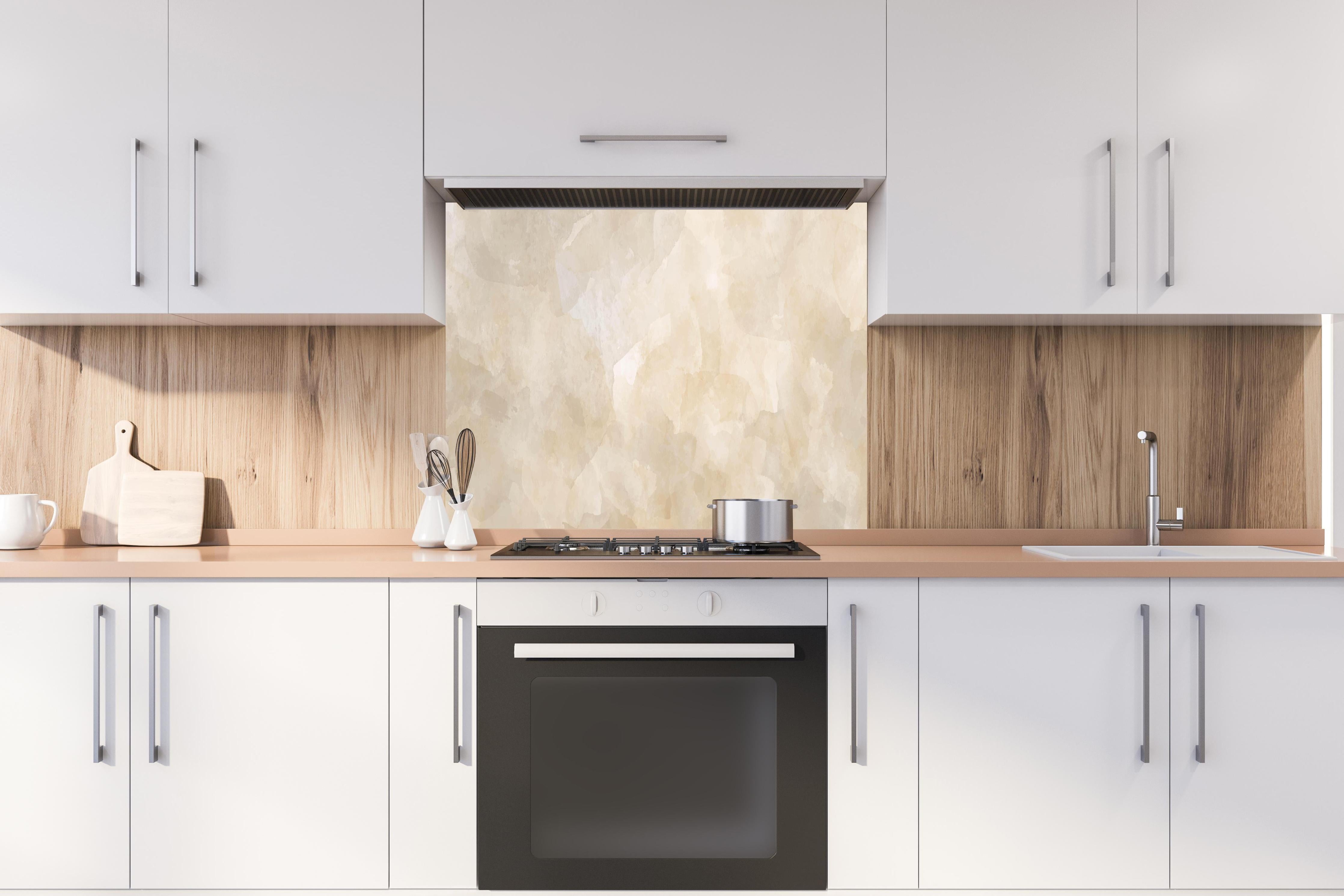Spritzschutz - Sanfte Beige-Creme Marmoroptik Texture hinter einem Cerankochfeld zwischen Holz-Kochutensilien