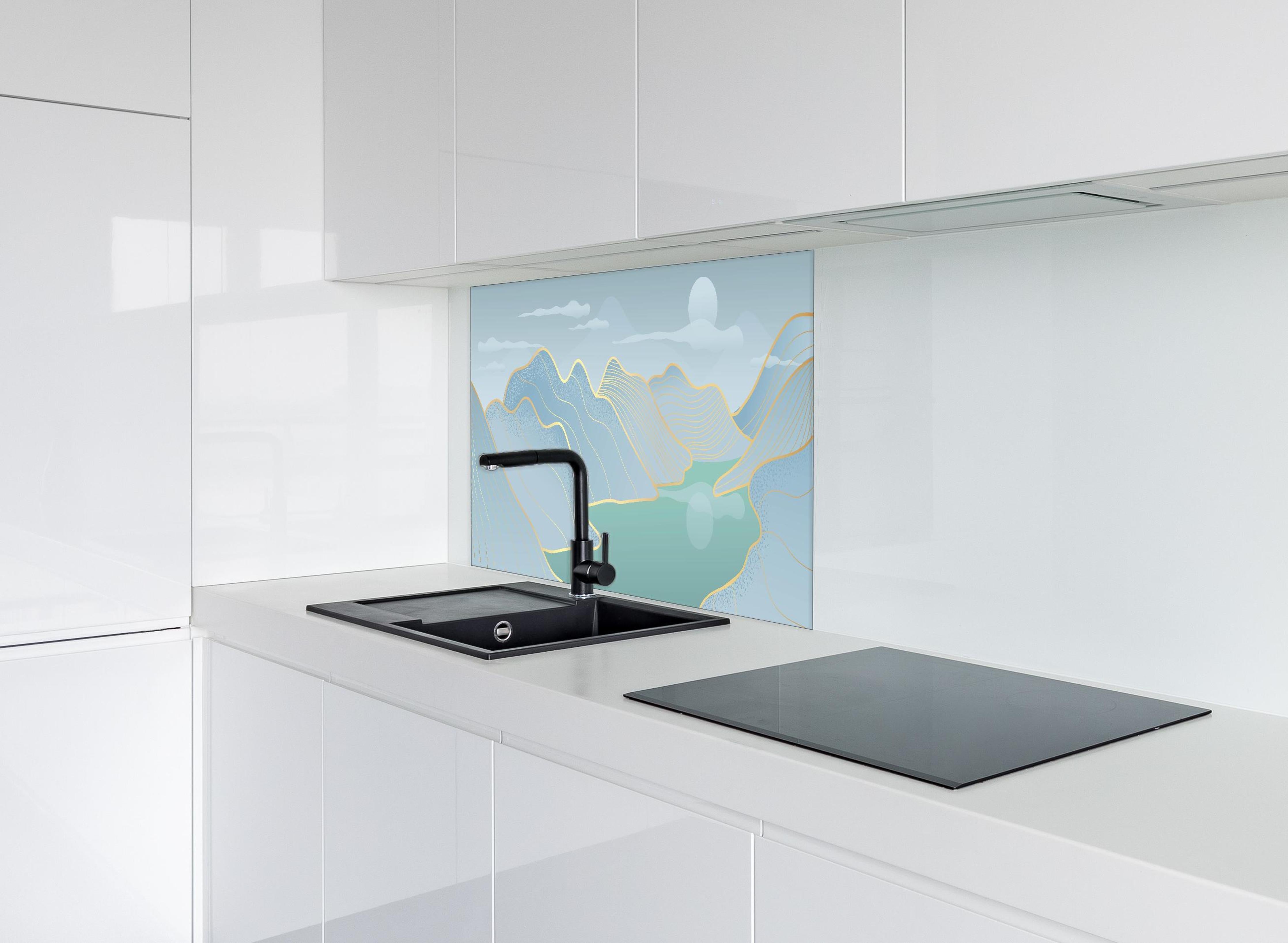 Spritzschutz - Sanfte Pastelltöne im Berge & See Panorama hinter einem Cerankochfeld zwischen Holz-Kochutensilien