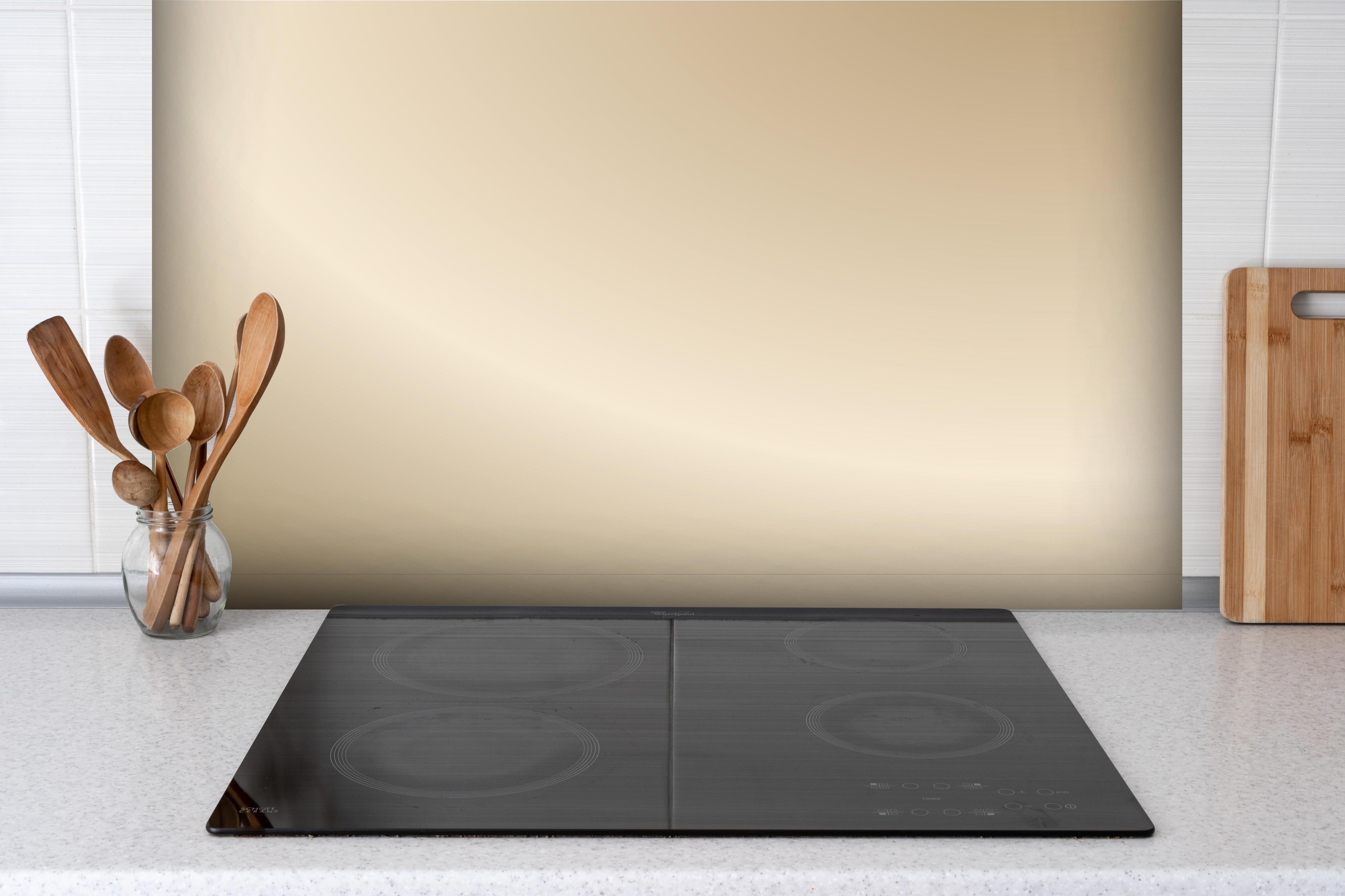 Spritzschutz - Sanfter Beige-Creme Farbverlauf Hintergrund hinter einem Cerankochfeld zwischen Holz-Kochutensilien