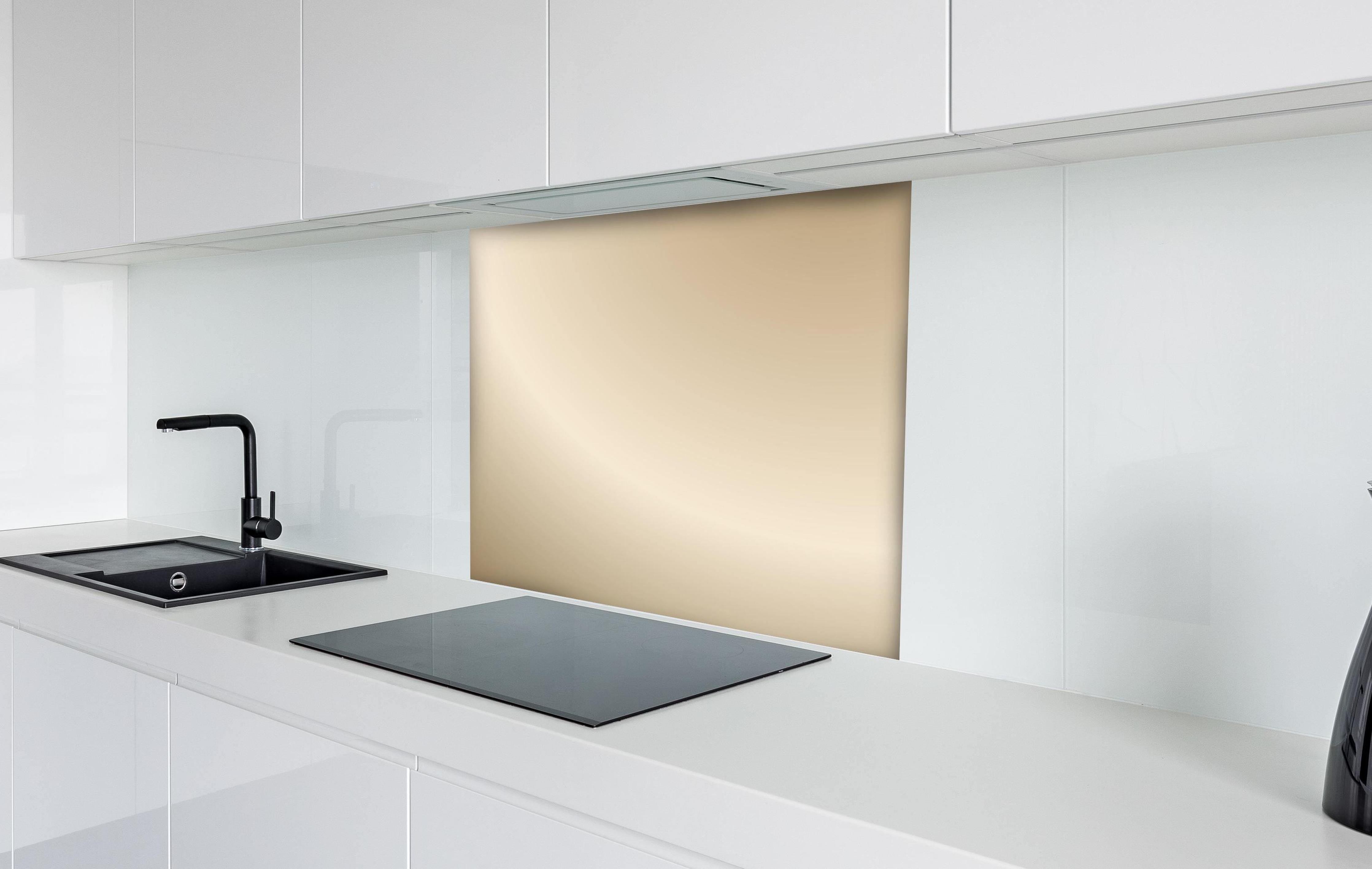 Spritzschutz - Sanfter Beige-Creme Farbverlauf Hintergrund hinter einem Cerankochfeld zwischen Holz-Kochutensilien