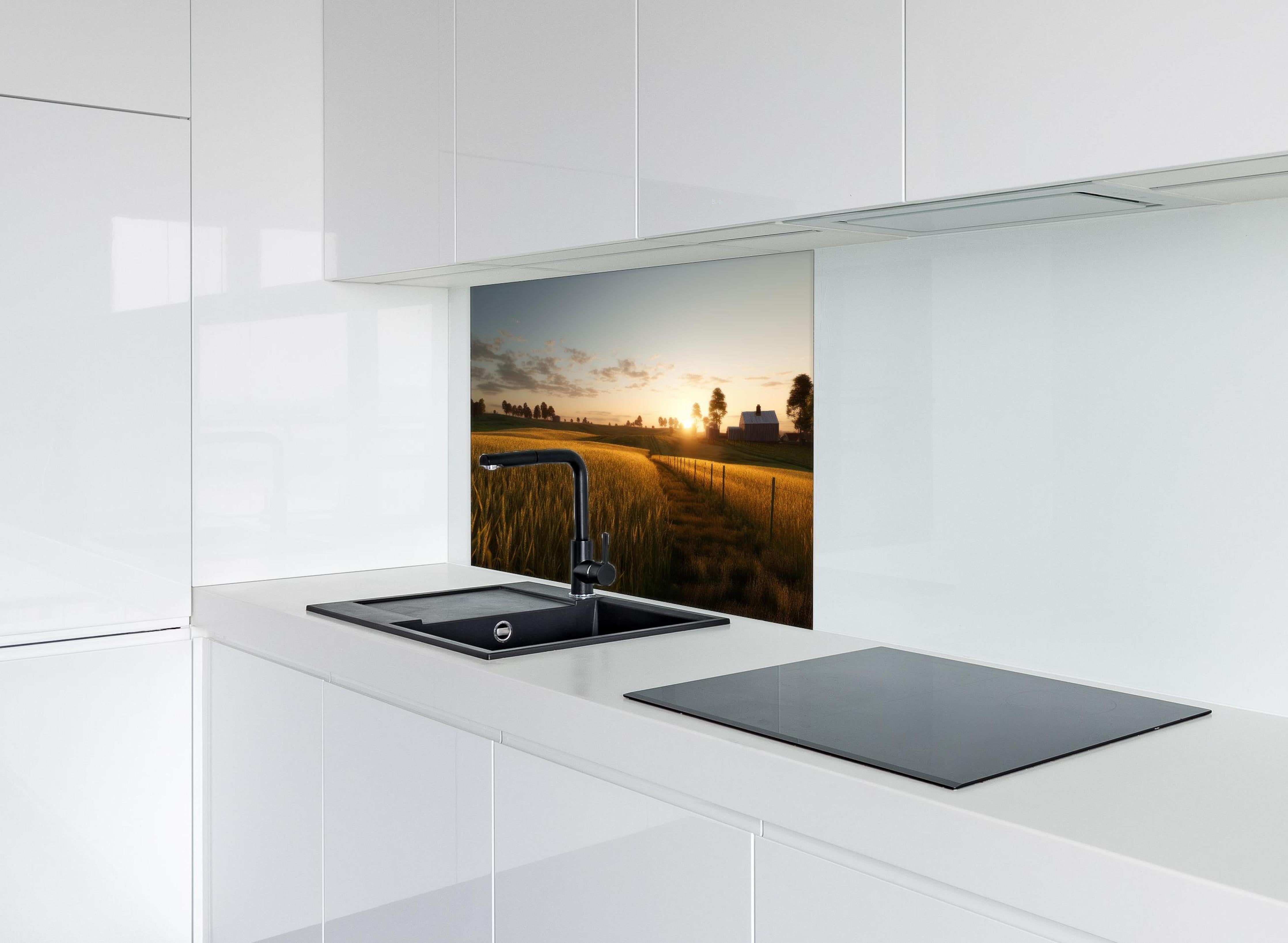 Spritzschutz - Sanftes Sonnenuntergangslicht auf Feldern hinter einem Cerankochfeld zwischen Holz-Kochutensilien